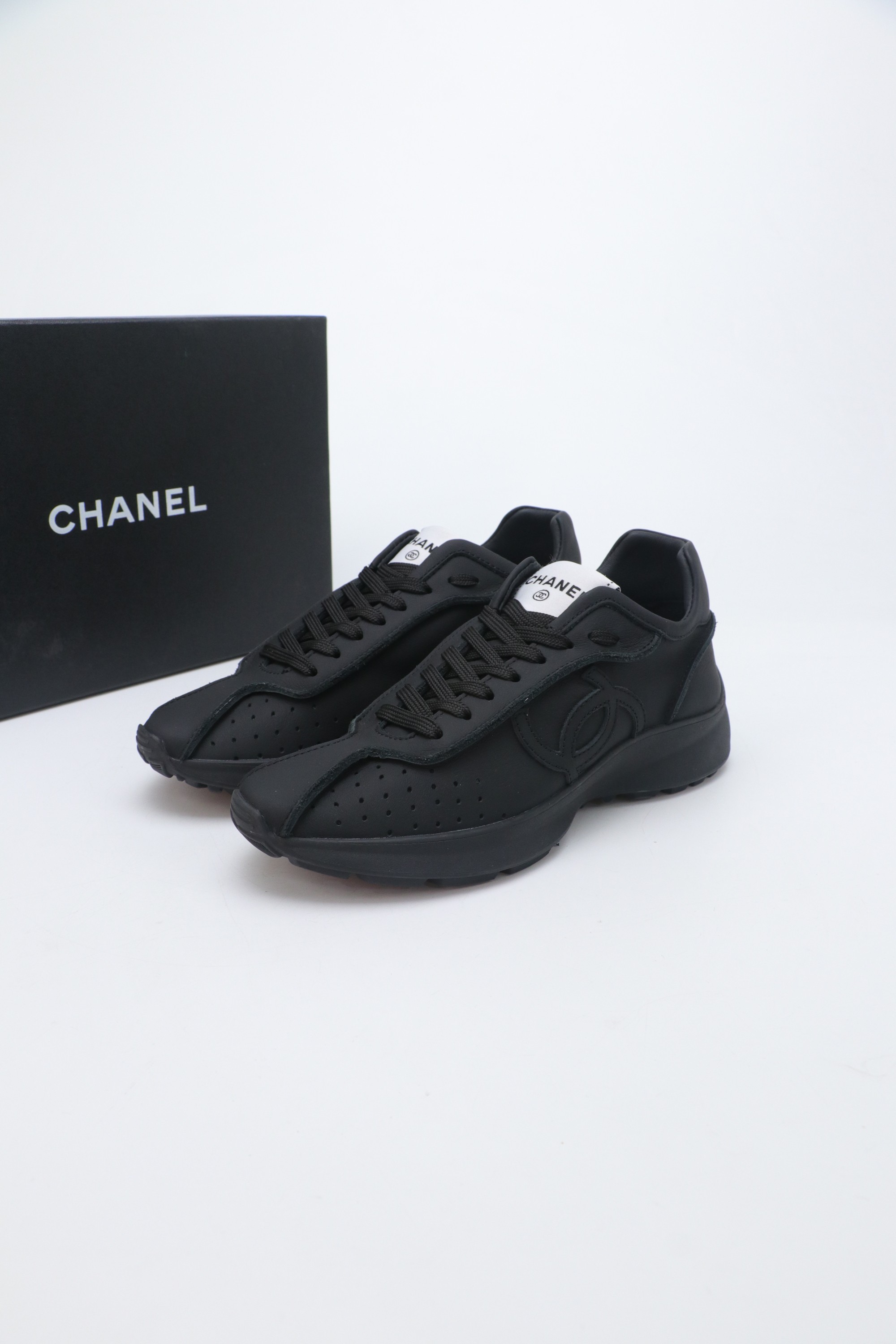 NO:653140,Chanel Chanel panda shoes!  2025 counter top casual sports shoes This classic design; the upper is in the style of electric embroidery with various craftsmanship; the outsole is fashionable and sporty; it incorporates a variety of color matching elements... The diversified mix and match is very good-looking and versatile, casual, fashionable, sports, and outdoor can be taken into account... Go material The upper is made of original imported first-layer silk cowhide + original waterproof cloth + original first-layer cowhide. The lining is made of original sheep lining + mesh outsole based on the original TPU combination outsole.  Counter boutique package complete set for women 35-41, casual shoes/sports shoes, chanel, chanel, sneakers, cowhide19860909Chanel香奈儿熊猫鞋！2025专柜顶级休闲款运动鞋 这款经典设计；鞋面多种工艺电绣的风格；大底却时尚运动；不平凡的拥入了多种配色元素…… 多元化混搭非常好看百搭,休闲,时尚,运动,户外都能兼顾…… Go 材料 鞋面采用 原版进口头层丝绸牛皮+原版防水布+原版头层牛皮 内里采用 原版羊里+网 大底根据 原版TPU组合大底 专柜精品包装全套女35–41,休闲鞋/运动鞋,chanel,chanel,sneakers,cowhide,Women's Shoes