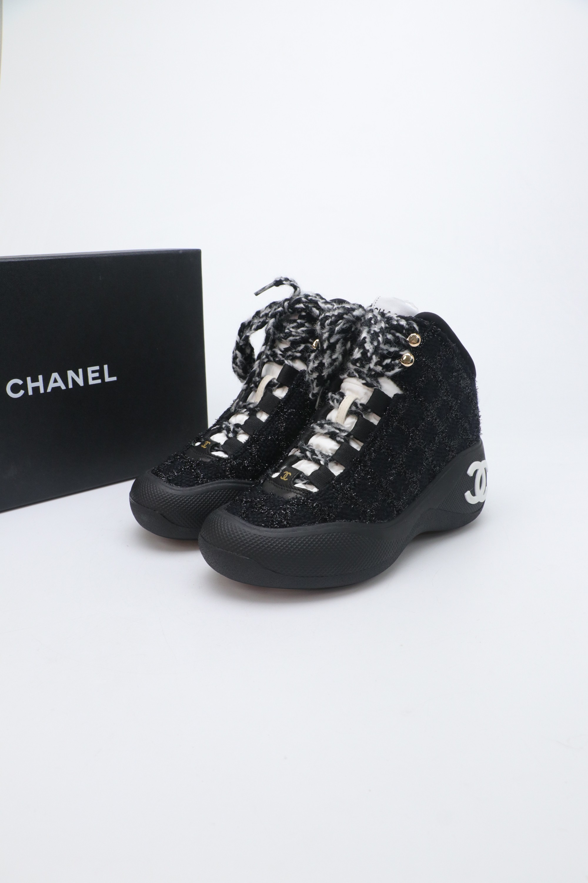 NO:653132,The most popular product in 2025 is Chanel (Chanel) 26K new ski boots, ski boots, high-top shoes, sports and leisure shoes, ready for sale!  Buy the original 1:1 replica. Every stitch and thread is of high standard. Imported sheepskin spliced ​​down cloth and sheepskin lining. Original customized TPU bottom with detachable buckle. Regardless of the shape, comfort, materials, workmanship, and packaging, we have put in all the effort!  Maybe we are not the cheapest on the market, but we are definitely the most cost-effective! Major celebrities and internet celebrities are rushing to buy them!  You definitely deserve it!  Women's size 35-39 (set at 40.41), casual shoes/sports shoes, chanel, chanel, boots, sneakers, down jacket, sheepskin198609092025年人气产品一香奈儿（Chanel）26K新款滑雪鞋滑雪靴高帮鞋运动休闲鞋现货发售！ 购原版1:1复刻. 每一针一线都高标准要求. 进口羊皮拼接羽绒布加羊皮里料 原版定制tpu底可拆卸扣. 不论从型体、舒适度、用料、做工、包装上面、我们都下足工夫！ 也许我们不是市场上最便宜的、但绝对是性价比至高的! 各大明星、网红争相抢购！ 您绝对值得拥有！女款35-39（40.41定）,休闲鞋/运动鞋,chanel,chanel,boots,sneakers,down jacket,sheepskin,Women's Shoes