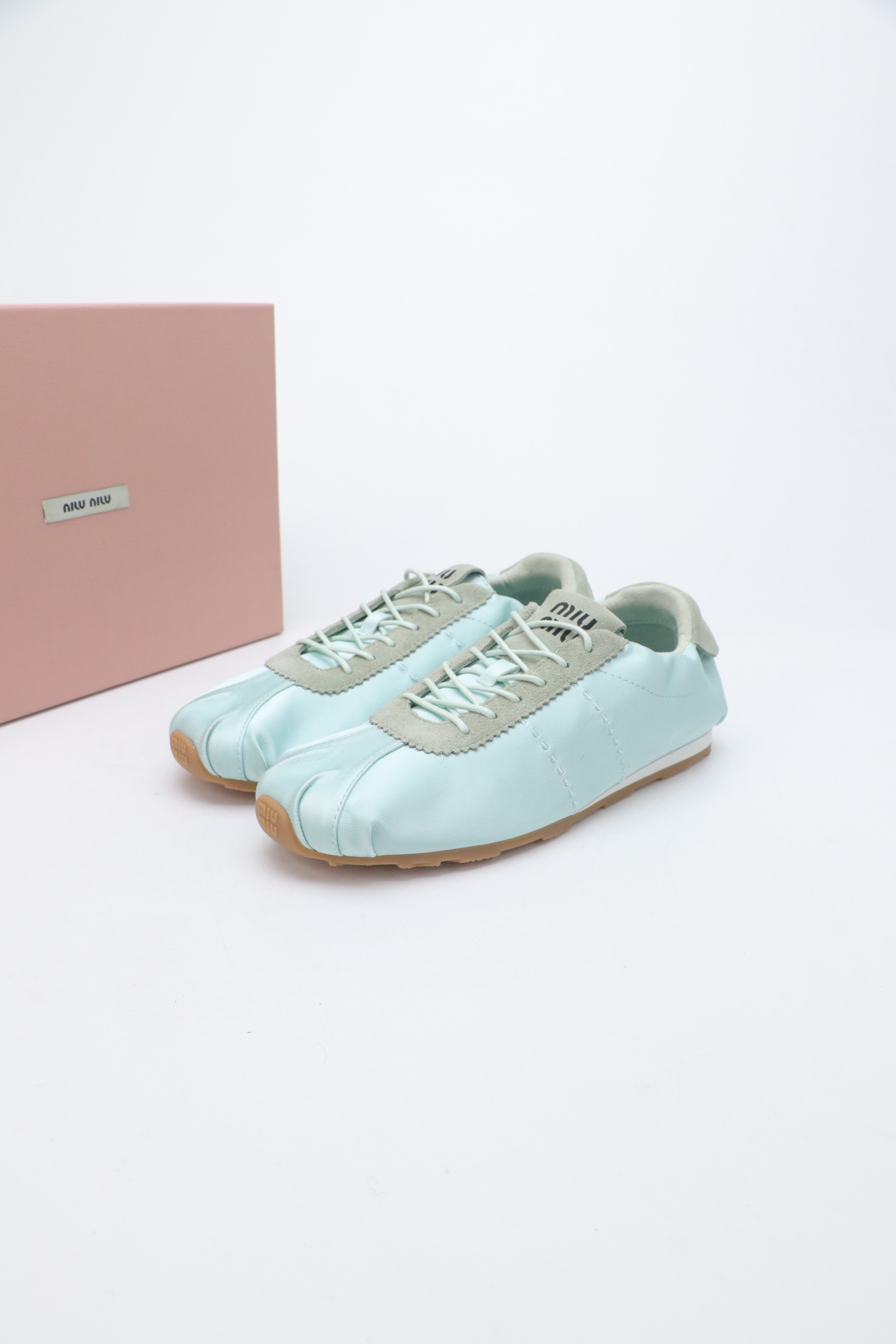 NO:653118,25Fw Early Autumn New Prada Suede Cow Leather Sneakers Retro Moral Shoes Lace-up Casual Sneakers This sneaker adopts a soft and light design, showing sports style and simple elegance. Smooth lines and soles outline the silhouette, perfectly balancing functionality, comfort and modern style.  The suede upper has a texture, and the inner sheepskin wrap is soft and waxy. The insole is thickened with lambskin, which is extremely comfortable to step on, has a sense of support, and feels well wrapped. The shoe shape is full of wrapping, light, easy to wear, and practical. It is a casual shoe that makes you taller and longer legs!  The upper is high-mercerized cow suede, the lining is sheepskin, the sole is original open-molded TPU two-color outsole, size 35-39 (40. Customized, non-refundable), casual shoes/sports shoes, prada, prada, sneakers, cowhide, sheepskin, chamois leather1986090925Fw早秋新款Prada普拉达 绒面牛皮革运动鞋复古德训鞋系带休闲运动鞋 此款运动鞋采用柔软轻盈的设计,展现运动风格与简约高雅气质.流畅线条与鞋底勾勒出廓形,功能性、舒适性与现代风格完美平衡. 鞋面麂皮有肌理感,内里羊皮包裹,软软糯糯的.鞋垫加厚小羊皮,踩上去无比舒适,有支撑感,又包裹得很好的感觉 鞋型包裹感十足,轻便好穿实用的一款休闲鞋,显高显大长腿！ 鞋面高丝光牛反绒 内里垫脚羊皮 鞋底原版开模TPU双色大底 码数35-39（40.定做不退换）,休闲鞋/运动鞋,prada,prada,sneakers,cowhide,sheepskin,chamois leather,Women's Shoes