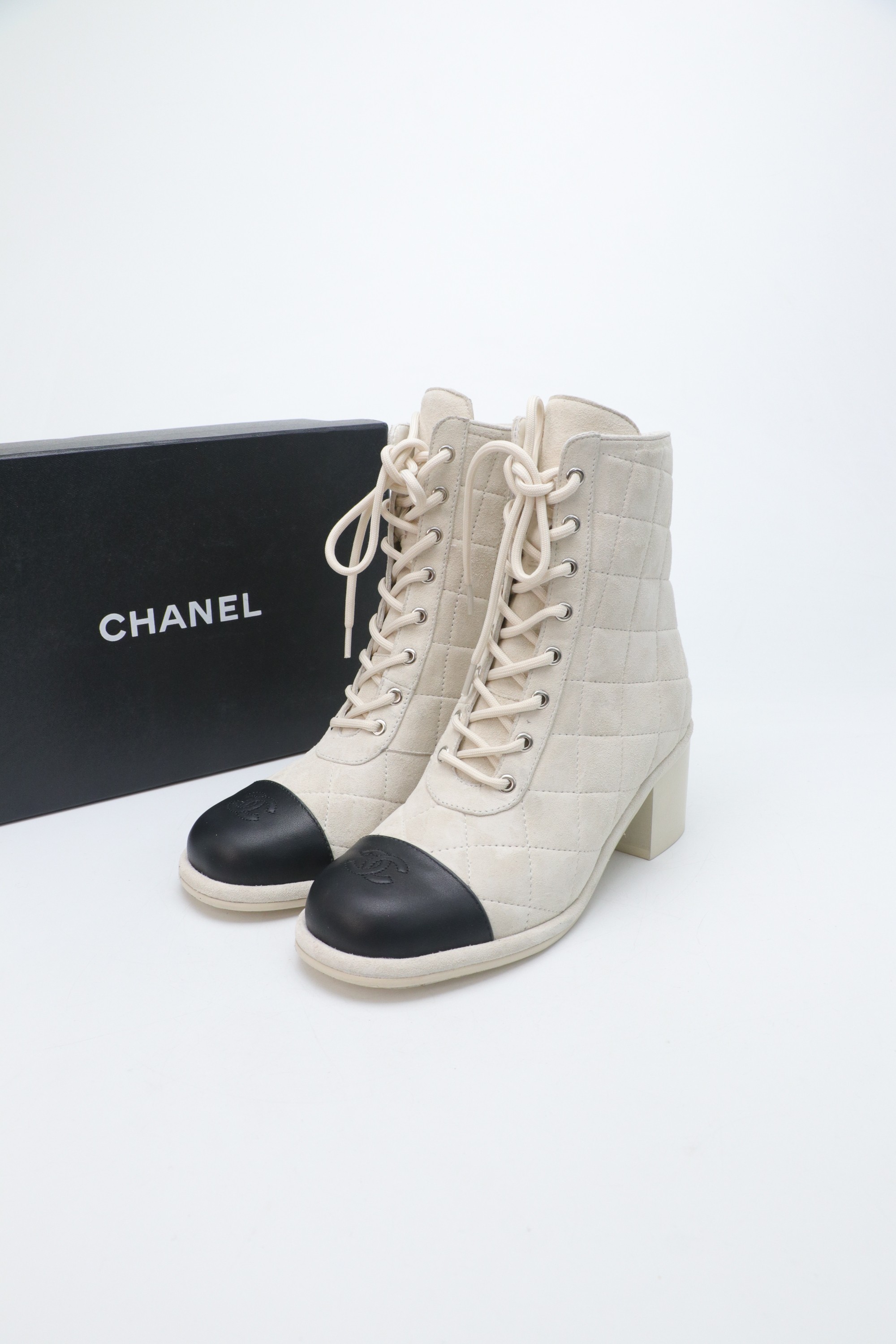 NO:653112,2025 Xiaoxiang short boots, a must-have item for this autumn and winter!  !  Chanel's autumn and winter heavy industry popular short boots are highly recommended by Xiaohongshu. They look good no matter how you match them. They are a must-have for fashion. Ms. Chanel loves simple and irresistible combinations to show her unique dressing style. She can mix and match freely to shine and follow the fashionable steps of her grandma!  !  !  Enlarge the exquisite details to see the original molded hardware buckle. The top version is made at the purchasing level. The upper is made of first-layer cowhide-sheepskin lining. The outsole is genuine leather. Size 35-39 (order 40/41), boots, chanel, boots, cowhide, sheepskin198609092025小香短靴,本季秋冬季必备单品！！ 香奈儿秋冬重工爆款短靴 小红书力推款,怎么搭配都好看,时髦精必备,香奈儿女士钟爱简约又难以抗拒搭配展现与众不同的穿搭风格、自由混搭闪耀到位跟紧香奶奶时尚步伐！！！精致细节放大看原版开模五金扣 顶级版本代购级别打造★鞋面采用头层牛皮-羊皮内里 大底真皮底 码数35-39（40/41订）,靴子,chanel,boots,cowhide,sheepskin,Women's Shoes