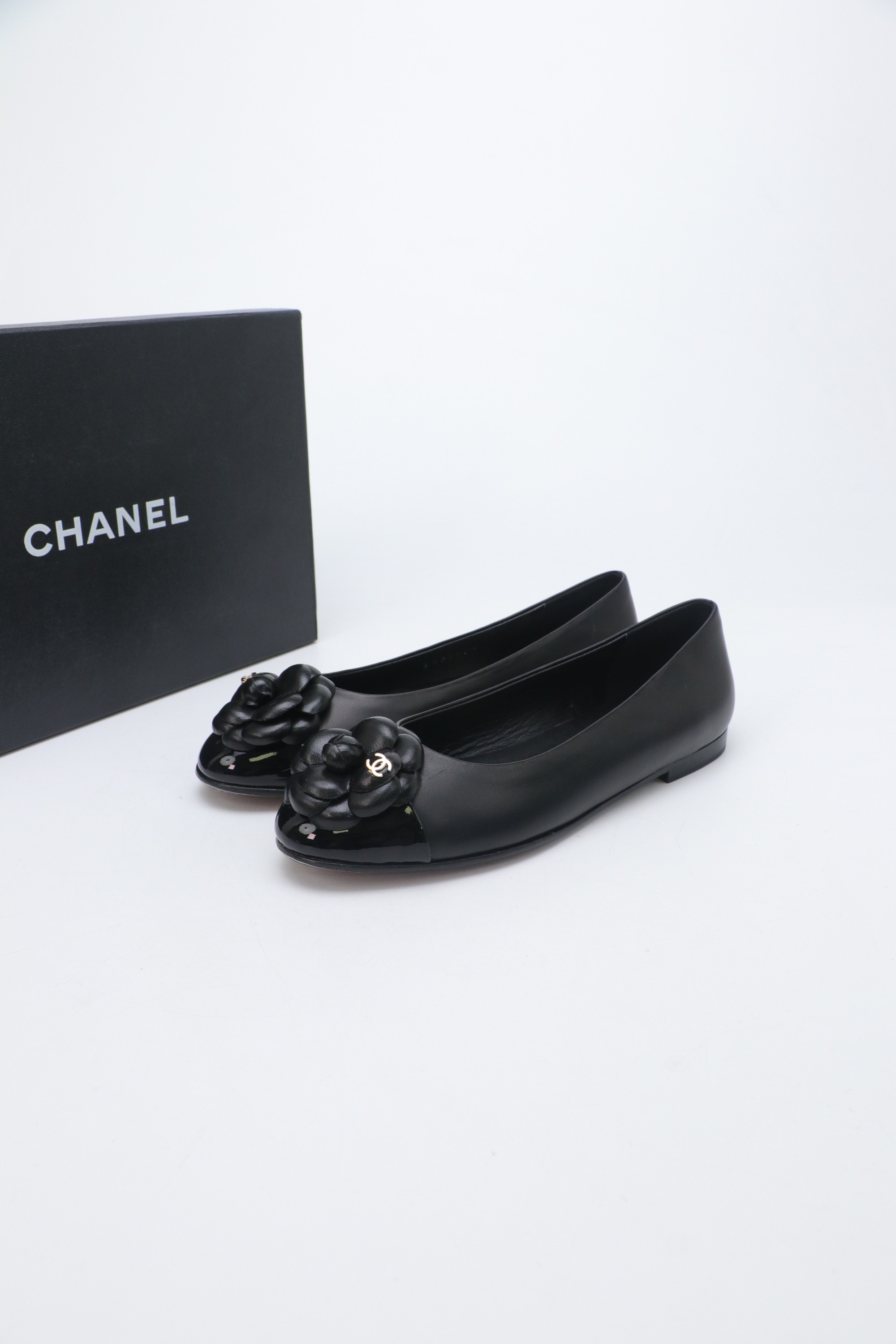 NO:653175,2025★★★★★ Many celebrities and internet celebrities are on their feet, a versatile series that has been popular among domestic and foreign bloggers. It is the must-have sandals for spring and summer wardrobes. Exclusive to the rhombus design house. Upper sheepskin lining: Imported crystal sheepskin lining. Original molded custom leather outsole. Shoe size: 35-39 (40, 41, custom-made, non-returnable). Delivery of luxurious and latest counters with simultaneous packaging, single shoes, chanel, sheepskin, leather.  soles198609092025★★★★★ 众多明星网红上脚,国内外博主刷爆的一个百搭系列,春夏衣橱搭配必备 凉拖首选.菱格设计香家专属 鞋面羊皮  内里: 进口水晶羊皮内里 大底原版开模定制真皮大底 鞋码: 35-39（40、41、定做不退换） 配送豪华最新专柜同步包装,单鞋,chanel,sheepskin,Leather soles,Women's Shoes