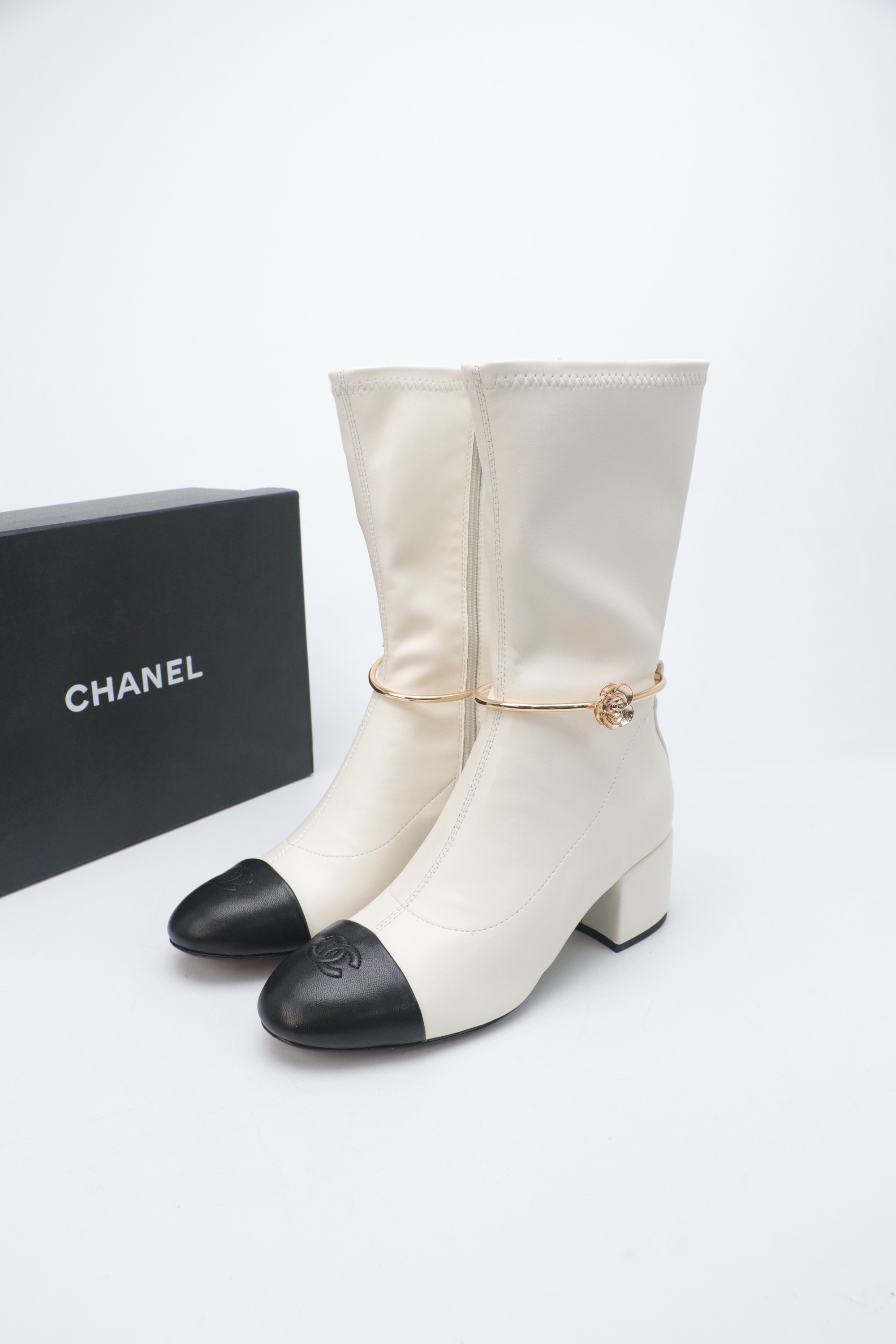 NO:653161,2025 Xiaoxiang short boots, a must-have item for this autumn and winter!  !  Chanel's autumn and winter heavy industry popular short boots are highly recommended by Xiaohongshu. They look good no matter how you match them. They are a must-have for fashion. Ms. Chanel loves simple and irresistible combinations to show her unique dressing style. She can mix and match freely to shine and follow the fashionable steps of her grandma!  !  !  Enlarge the exquisite details to see the original molded hardware buckle. The top version is made at the purchasing level. ★The upper is made of original customized elastic material, sheepskin lining, outsole and genuine leather sole. Size 35-39 (40/41 order), boots, chanel, boots, sheepskin198609092025小香短靴,本季秋冬季必备单品！！ 香奈儿秋冬重工爆款短靴 小红书力推款,怎么搭配都好看,时髦精必备,香奈儿女士钟爱简约又难以抗拒搭配展现与众不同的穿搭风格、自由混搭闪耀到位跟紧香奶奶时尚步伐！！！精致细节放大看原版开模五金扣 顶级版本代购级别打造★鞋面采用原版定制弹力材质,羊皮内里 大底真皮底 码数35-39（40/41订）,靴子,chanel,boots,sheepskin,Women's Shoes