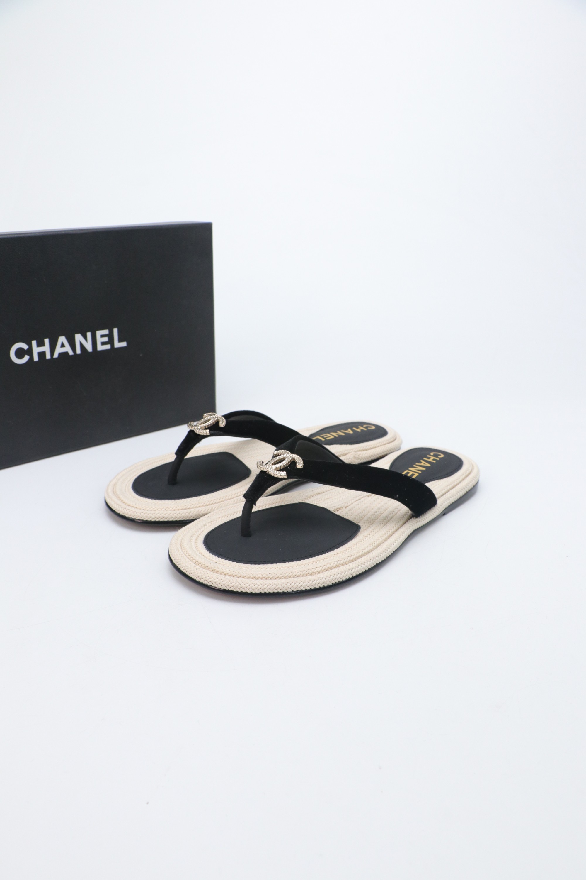 NO:653153,2025 Xiaoxiang is a must-have item for autumn and winter this season!  !  Chanel's autumn and winter heavy industry hot styles are highly recommended by Xiaohongshu. They look good no matter how you match them. They are a must-have for fashion. Ms. Chanel loves simple and irresistible combinations to show her unique dressing style. She can mix and match freely to shine and follow the fashionable steps of her grandma!  !  !  Exquisite details. Zoom in to see the original molded hardware buckle. The top version is made at the purchasing level★ The upper is made of original cowhide, sheepskin lining, feet, original molded leather outsole, size 35-39 (customized 40, 41, split-toe shoes, chanel, cowhide, sheepskin, Leather soles198609092025小香 本季秋冬季必备单品！！ 香奈儿秋冬重工爆款 小红书力推款,怎么搭配都好看,时髦精必备,香奈儿女士钟爱简约又难以抗拒系搭配展现与众不同的穿搭风格、自由混搭闪耀到位跟紧香奶奶时尚步伐！！！精致细节放大看原版开模五金扣 顶级版本代购级别打造★鞋面采用原版牛皮,羊皮内里,垫脚,原版开模真皮大底,码数35-39（40、41定做,分趾鞋,chanel,cowhide,sheepskin,Leather soles,Women's Shoes