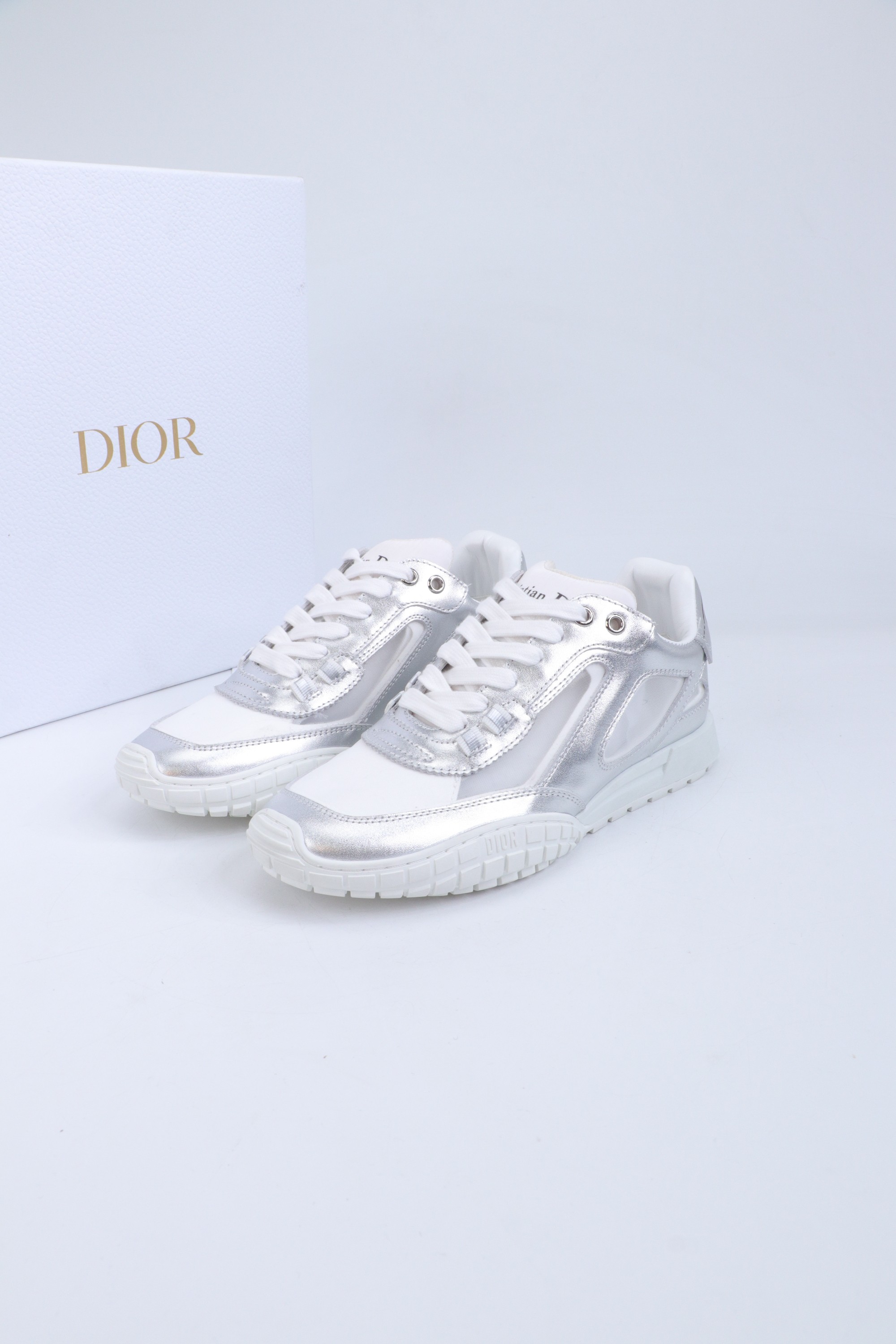 NO:706335,High version. Original purchase and development h or This Dior Vibe Dior sneaker incorporates Dior's haute couture spirit and reinterprets the classic running shoes. Forrest Gump shoes. Matched with Oblique lining sheepskin print. The back logo is reproduced from the original fabric using 3D printing technology to create a contrasting modern style. The details are displayed with a 3D effect and the iconic details of the logo on the side and back are further embellished. Complement various casual or elegant items to create a modern look.  * The tongue is decorated with the Christian Dior PARIS Logo in 3 different colors with overlapping lines of fabric and leather. It is consistent with the original version and full of details. Welcome to compare and compare with the ordinary version on the market.  Material - original cowhide surface with cowhide mesh; original molded ultra-light texture and super good TPU upper-grade outsole in 5 colors. Size35-39 (40.41 can be customized), casual shoes/sports shoes, dior, dior, sneakers, cowhide, sheepskin19860909高版本. 原版购入开发 h or 这款Dior Vibe迪奥运动鞋融入 Dior 的高订精神,重新诠释经典跑鞋德训鞋.阿甘鞋.搭配 Oblique 内里羊皮印花. 后标Logo 3D打印科技原版复刻面料、打造对比鲜明的现代风格. 以 3D 效果展示细节、侧面后侧Logo装饰符形标志性细节进一步点缀. 与各式休闲或优雅单品相得益彰,打造摩登造型. * 鞋舌以3种不同颜色与布料皮料重叠走线饰以Christian Dior PARIS Logo标志. 与原版一致.细节满满. 欢迎对比秒杀市面普通看图做货版本. * 原版TPU鞋底饰以 DIOR 标志. 凸凹质感 鞋底饰以 Christian Dior 的幸运星符号. 原版一致.满满细节. 真心好货.明星网红纷纷上脚超美超赞. 配置专柜正品原版包装. 材质-原版牛皮面搭配牛绒网纱；原版开模超轻质感超好TPU上档次大底5色同入. Size35-39（40.41可订做）,休闲鞋/运动鞋,dior,dior,sneakers,cowhide,sheepskin,Women's Shoes