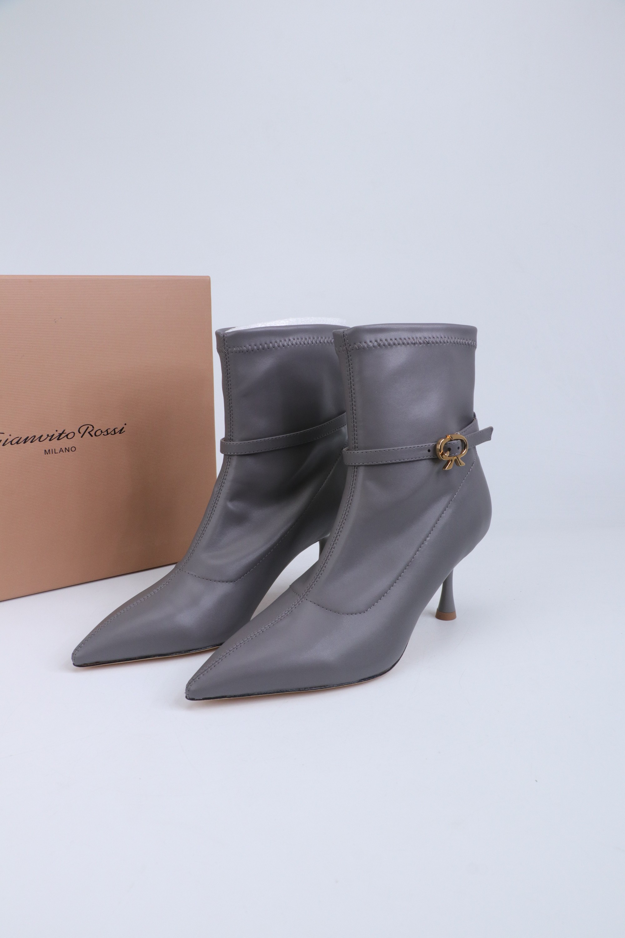 NO:706332,Gianvito Rossi 2025 new pointed-toe ankle boots and high-heeled short boots. Their appearance is like the brightest star in the night sky. Classic style, eternal charm, and the electric embroidery pattern adds a dreamy color to it. Every step takes confidence and elegance, as if telling the immortal legend of fashion. Owning it means having the whole fashion every day * Upper cowhide * Foot pad Sheepskin * Sole Leather outsole * Heel height  8cm * Size: 34–42 (34 40 41 42 customized, non-refundable), boots, cowhide, sheepskin, Leather soles19860909Gianvito Rossi 2025新款尖头踝靴 高跟短靴 它的出现就像夜空中最璀璨的星辰 经典的款式,永恒的魅力,电绣的图案更是为其增添了梦幻的色彩 每一步都踏出自信与优雅,仿佛在诉说着时尚的不朽传奇.拥有它,便是拥有了整个时尚的每一天 * 鞋面 牛皮 * 垫脚 羊皮 * 鞋底 真皮大底 * 跟高 8cm * 码数:34–42（34 40 41 42 定做不退换）,靴子,boots,cowhide,sheepskin,Leather soles,Women's Shoes