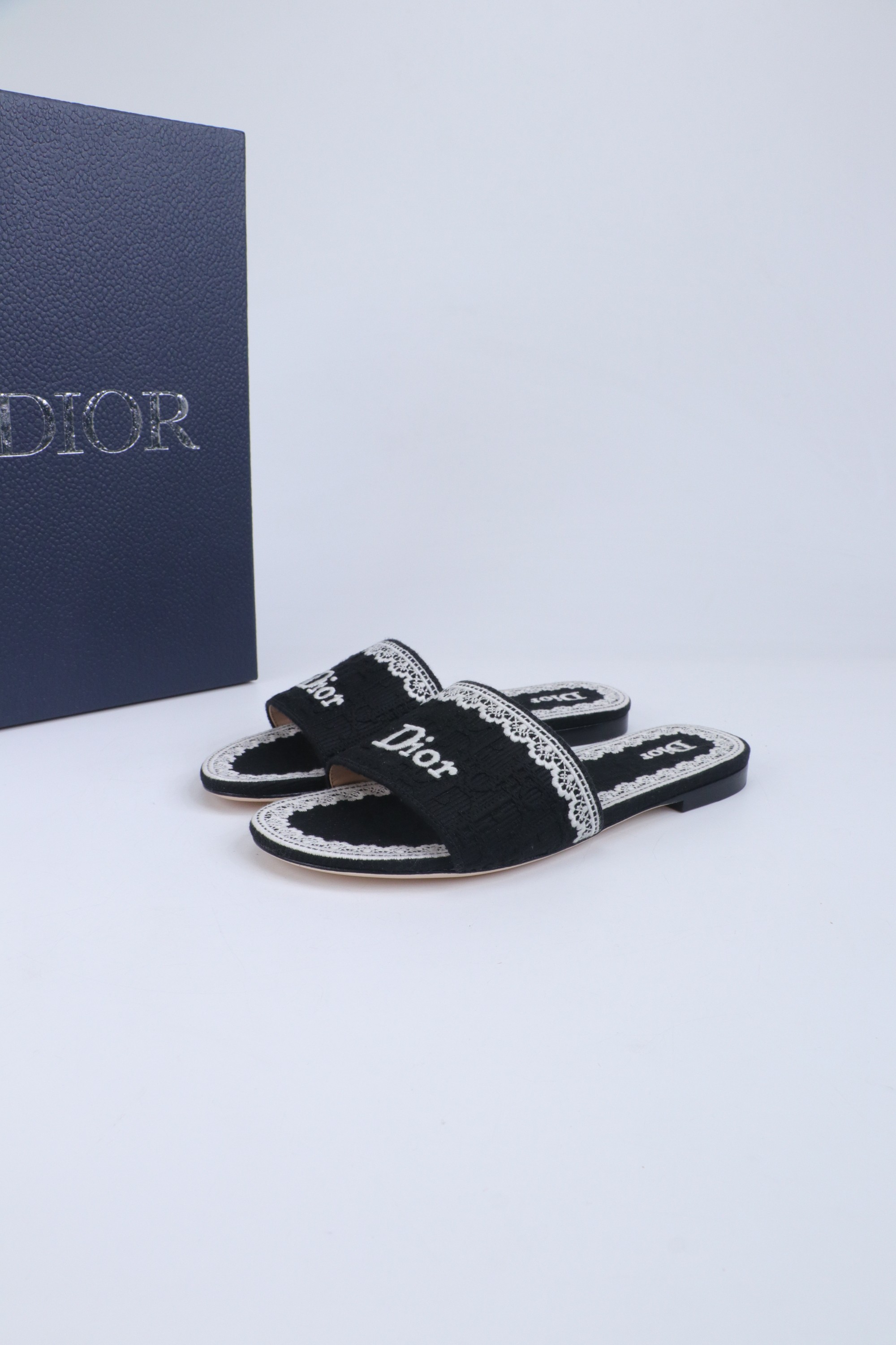 NO:706330,Dior 2025 spring and summer new color-blocked women's shoes, CD letter logo three-dimensional embroidery cylindrical heel sandals, square toe thick heel jelly-colored open-toe slippers, the top version on the market. Material: Upper original high-temperature water-soluble cotton electric embroidery technology silk fabric + water-dyed sheepskin lining + Italian leather outsole Heel height: flat bottom / 4.5CM size 35-42 (40.41.42.43 is custom-made and cannot be returned or exchanged)  price,slippers,dior,dior,sandals,slippers,sheepskin,real silk,Leather soles19860909迪奥 Dior 2025春夏新款一字拖拼色女鞋 CD字母logo立体刺绣圆柱跟凉鞋 方头粗跟果冻色露趾拖鞋 市面顶级版本 材质:鞋面原版一致高温水溶棉质电绣科技真丝面料+水染羊皮内里+意大利真皮大底 跟高:平底/4.5CM size35-42（40.41.42.43定做不退不换） 价格,拖鞋,dior,dior,sandals,slippers,sheepskin,real silk,Leather soles,Women's Shoes