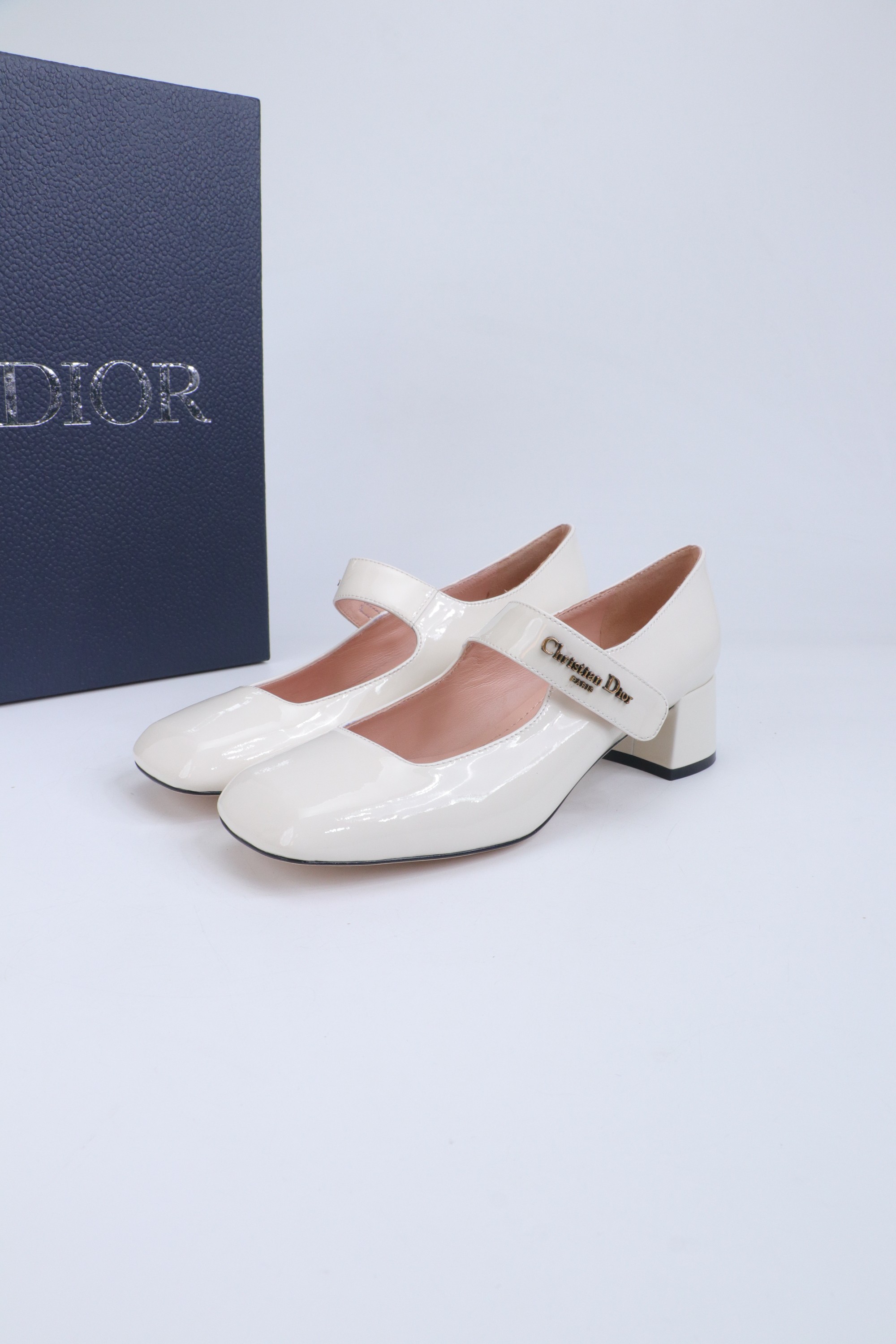 NO:706327,DIOR2025/ Spring and summer new thick heel square toe Mary Jane single shoes and high heels —————————— Continue the timeless classics of D family!  This shoe is low-key yet gorgeous, sexy yet not ostentatious. The shape of the shoe is a delicate style that everyone loves. It is very slim. The entire curvature of the side perfectly shows the curve of the foot. It has a mature feminine flavor but also a lively girlish feel. It looks so good on the foot. It is worth recommending. Go material. Patent leather upper, mixed sheepskin lining. Outsole imported from Italy. Cow leather outsole. Heel height 5.5cm. Size 35-39 (40/41/42).  Customization is not returnable),Mary Jane,dior,dior,mary jane,high heels,cowhide,sheepskin19860909DIOR2025/ 春夏新品粗跟方头 玛丽珍单鞋高跟鞋 ——————————— 延续D家永恒经典！这款鞋低调不失华丽 性感又不显张扬 鞋型是大家都爱的秀气款 非常非常显瘦 侧面整个弧度将脚部曲线完美展现 既有成熟女人味 又不乏一丝活泼少女感, 上脚也太好看了,值得推荐 Go 材质 鞋面漆皮 内里混种羊皮 大底意大利进口牛皮大底 跟高5.5cm 码数35-39（40/41/42 定制不退换）,玛丽珍,dior,dior,mary jane,high heels,cowhide,sheepskin,Women's Shoes