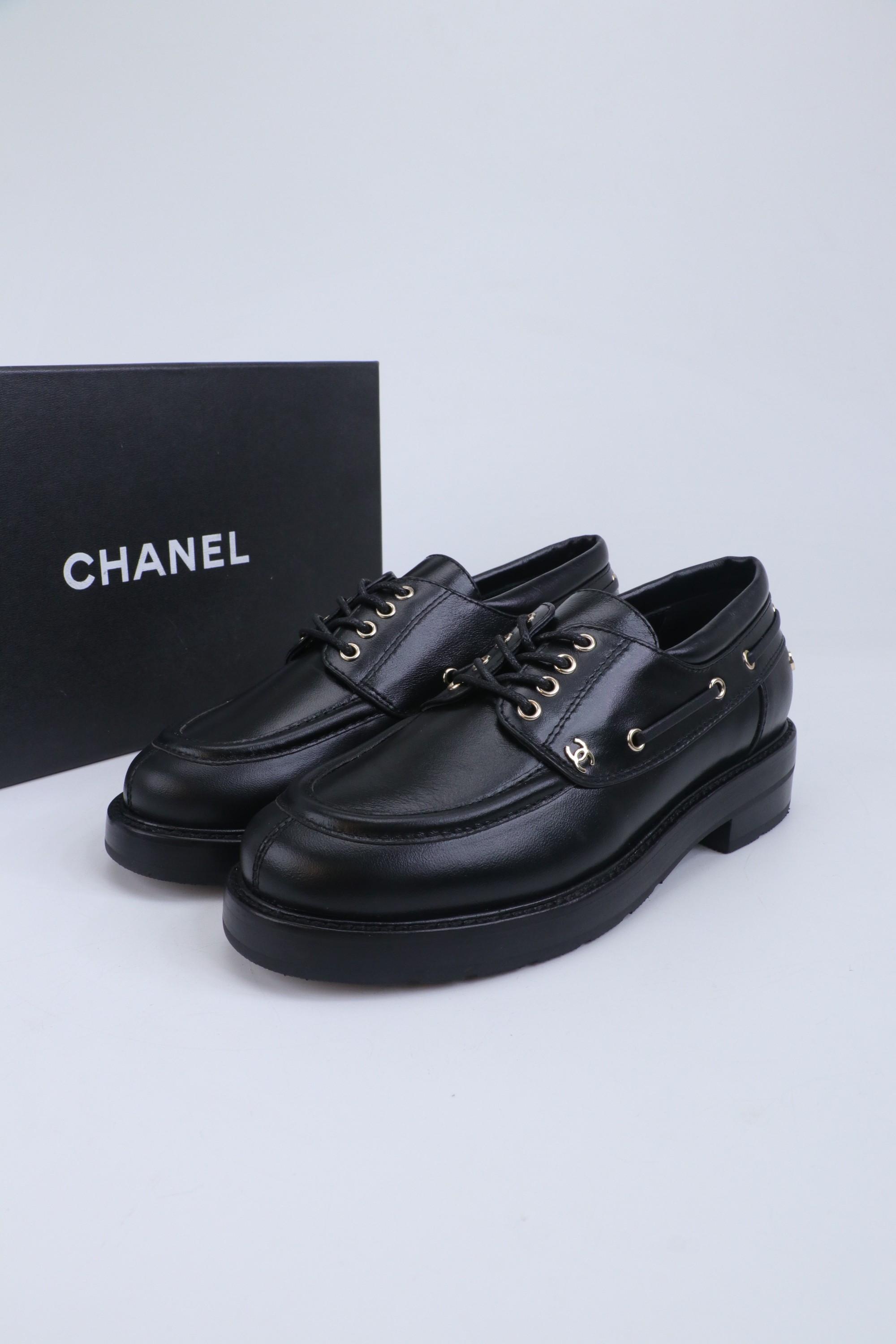 NO:706317,Chanel · Chanel 2026A new Xiaoxiang thick-soled big-toe lace-up loafers. The top version of the original version is purchased, developed and manufactured. Another super hot model in the Xiaoxiang counter. It is the favorite of Internet celebrity bloggers and ladies. It is extremely popular with various praises on social platforms. Seeing this issue can always arouse the inner demands of fashion among girls!  Made of the latest woolen and wrinkled cow patent leather materials, it is fashionable and easy to take care of!  Fabric: cowhide ~ open edge beads, lining sheepskin, original molded non-slip TPU sole, sole thickness about 3.5cm, size 35-41 (40 41 customized), loafers, chanel, chanel, loafers, cowhide, sheepskin19860909Chanel·香奈儿 2026A新款小香厚底大头鞋系带乐福鞋 顶级版本原版购入开发做货 小香专柜又一超级大爆款,网红博主小姐姐们的挚爱,社交平台的各种夸赞,人气超高,看到这期总能唤起少女内心对时髦的诉求！最新毛呢和皱牛漆皮材质,上脚时髦感十足,容易打理！ 面料牛皮~开边珠 内里羊皮 鞋底原版开模防滑tpu底 底厚约3.5cm 码数35-41（40 41定做）,乐福鞋,chanel,chanel,loafers,cowhide,sheepskin,Women's Shoes