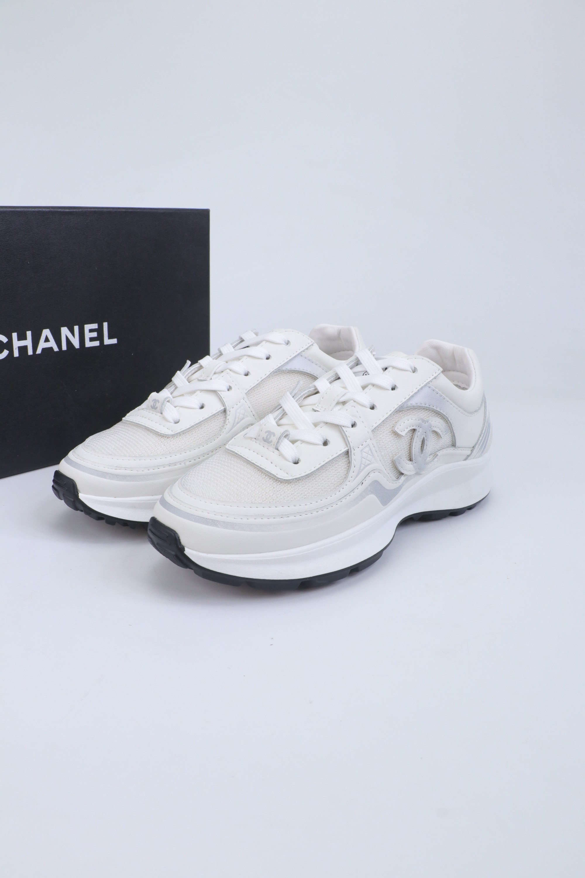 NO:706315,Grandma's thick-soled silver-corner biscuit shoes are a new retro series, presenting a relaxed posture and lightness to start the summer journey. Continuing the iconic deconstructed silhouette, the shoe body is presented with simple three-dimensional lines and double A logo. The upper is covered with breathable canvas fabric, and the upper layer is injected with softness to improve the foot feel. It adopts a thick rubber sole with a geometric texture and is embellished with rubber edging details. The effect of heightening the legs is comparable to leg plastic surgery. It can easily hold the legs in various styles, so you can wear them casually!  Upper material: cowhide, lining material: sheepskin, size: 35-41, dad shoes, cowhide, sheepskin19860909香奶奶厚底银角饼干鞋 全新复古系列,呈递松弛之姿,轻盈于形开启盛夏之旅. 延续标志性解构化廓形,鞋身以简约立体线条及双A logo呈现,鞋面覆盖透气帆布面料,注入上层柔软提升脚感,采用廓形橡胶厚底,几何纹理点缀橡胶包边细节.增高拉腿效果堪比腿部整形 巨显腿细腿长各种风格都能轻松hold住 随便搭！ 鞋面材质牛皮 内里材质羊皮 码数.35-41,老爹鞋,cowhide,sheepskin,Women's Shoes