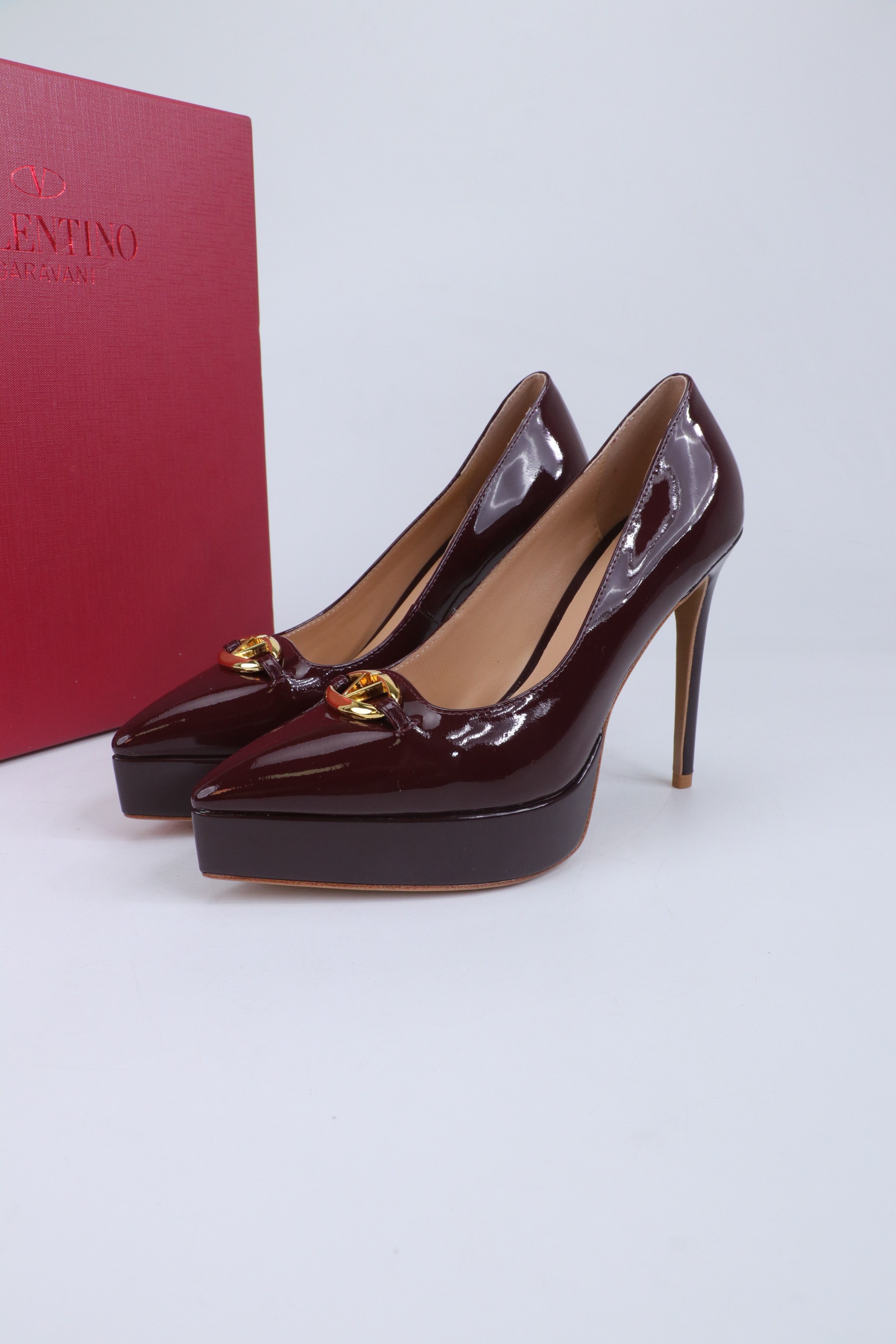 NO:706313,The highest version of the pointed toe series, Valentino Paris Fashion Week spring and summer show model, the new Valentino sky-high waterproof patent leather high heels. Valentino is a fashion brand originated from Italy. It combines Italian craftsmanship and modern beauty to interpret a new fashion charm. It continues the ultra-high heel design and is favored by well-known overseas bloggers. Tens of millions of fans and bloggers love it, and it sells well at home and abroad. It is out of stock in China. The top version has candy color matching, every color is beautiful.  Comes with family-style classic hardware, highly recognizable. Original water platform with high open version. Imported cow patent leather for upper. Imported grain sheepskin for lining. Original customized genuine leather outsole. Water platform 2.5CM. Heel height 12CM. Packaging. Full set of original packaging. Code number: 35-40. (41.42 customized), high-heeled shoes, valentino, valentino, high heels, sheepskin, Leather soles19860909最高版本 尖头系列, Valentino 巴黎时装周 春夏秀场款 新款华伦天奴恨天高防水台漆皮高跟鞋 Valentino华伦天奴源于意大利的时装品牌, ,融合意大利手工艺和现代美感,演绎全新时尚魅力 延续超高跟设计,深得海外知名博主青睐 千万粉丝博主倾情演绎,畅销海内外 国内已经断货,顶级版本 糖果色配色,每个颜色都是绝美 自带家族式经典五金,辨识度极高 原版水台跟高开版 鞋面进口牛漆皮 内里进口粒面羊皮 鞋底原版定制真皮大底 水台2.5CM 跟高12CM 包装全套原版包装 码数35-40.（41.42订做）,高跟鞋单鞋,valentino,valentino,high heels,sheepskin,Leather soles,Women's Shoes