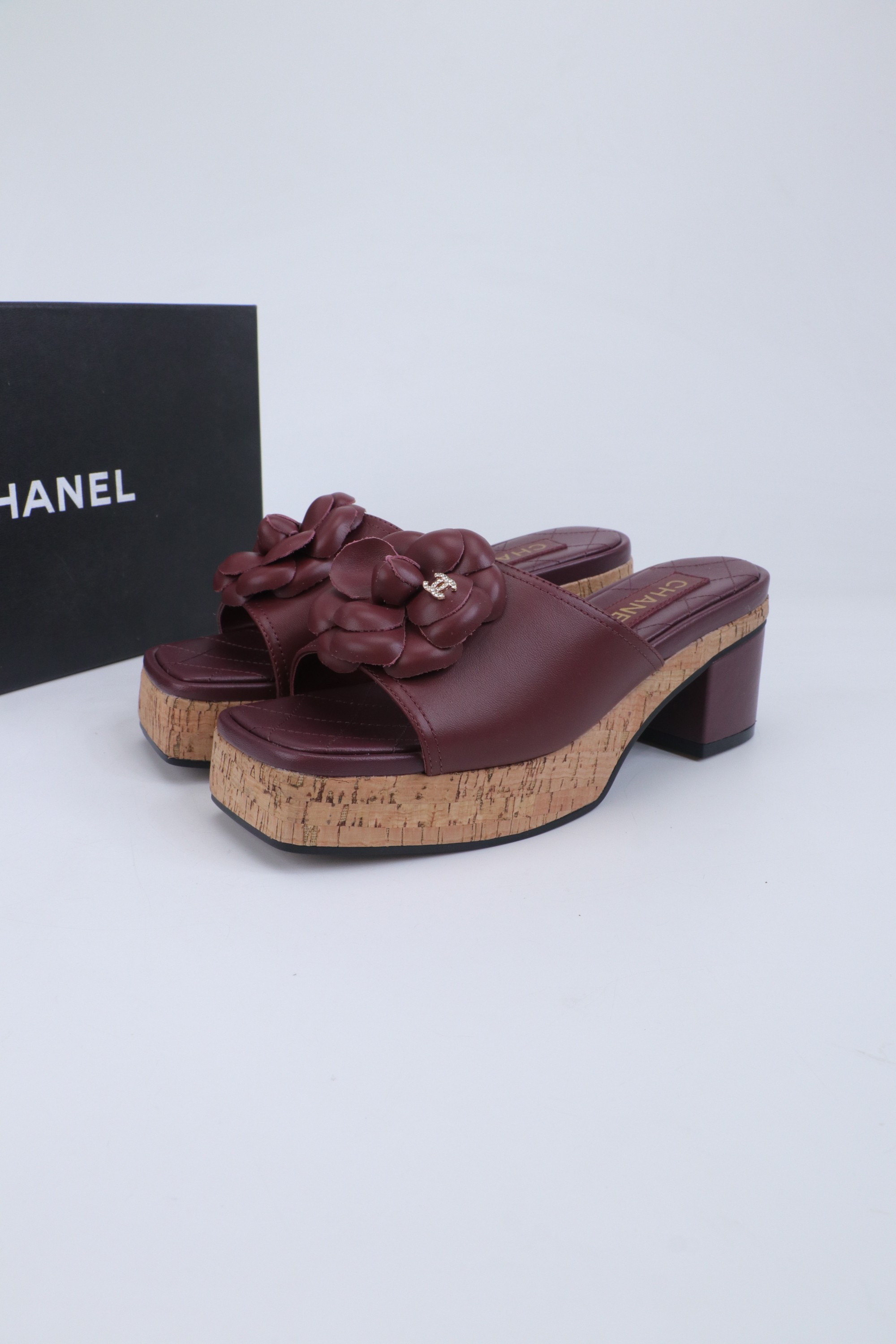 NO:706312,26Ss spring and summer new model Chanel Chanel Xiaoxiang Camellia Classic Thick Bottom Platform Thick Heel Medium Heel One-Slip Slippers C's classic camellia design has a gentle style!  The breath of summer, a must-have item for slippers, which are lazy and comfortable on the feet!  Each petal is handmade from lambskin. It is unambiguous about the material and pays great attention to texture details. Upper sheepskin/velvet, inner padding sheepskin, heel height 5cm, Italian genuine leather outsole, size 35-39 (40, 41 customized, non-returnable), high heels and slippers, chanel, chanel, chanel, high heels, slippers, sheepskin, Leather soles1986090926Ss春夏新款Chanel香奈儿小香山茶花经典厚底台粗跟中跟一字拖鞋 C家经典山茶花设计,温柔风一整个拿捏了！夏天该有的气息 一字拖必备单品,上脚慵懒舒适！ 每一片花瓣都是小羊皮手工制作,对于材质毫不含糊,非常注重质感细节的一款. 鞋面羊皮/丝绒 内里垫脚羊皮 跟高粗跟5cm 鞋底意大利真皮大底 码数35-39（40,41定制不退换）,高跟鞋拖鞋,chanel,chanel,chanel,high heels,slippers,sheepskin,Leather soles,Women's Shoes