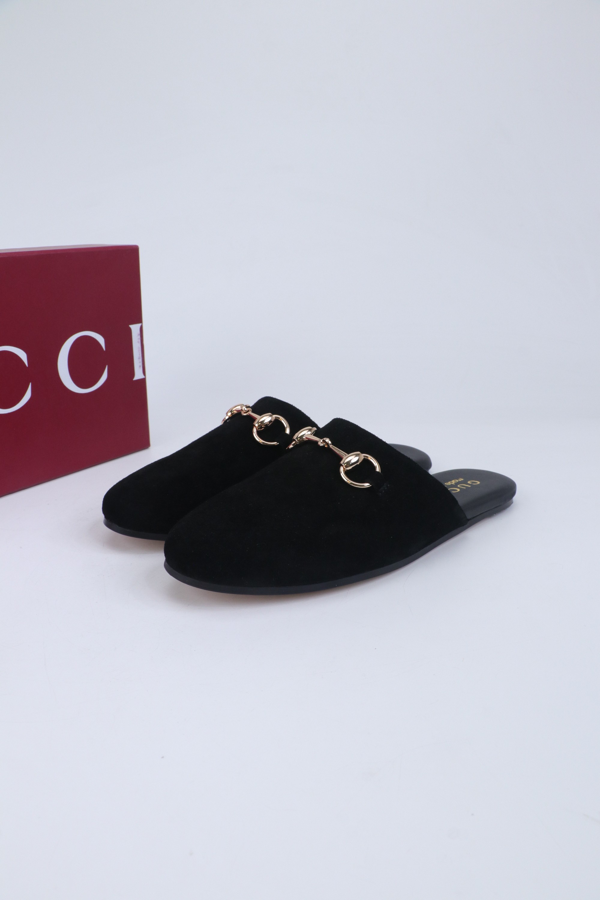 NO:706310,2025 Summer Gucci's latest D-shaped light gold horsebit velvet half-flop ———————————— This women's thong sandals are decorated with classic large D new horsebit details and gold-toned accessories, highlighting the brand heritage and showing a unique charm. Made of exquisite sheepskin, the design is elegant yet casual. It is a refreshing and ideal item for warm season styles. Top version, welcome to compare. Original 1:1 replica. Please pay attention to our authenticity guarantee. The upper is imported velvet hot diamond  Lining/foot-padded lambskin, genuine leather sole, size 35-41 (41/40/customized, non-returnable), half drag, gucci, sandals, sheepskin198609092025夏季 Gucci 最新D字浅金马衔扣丝绒半拖 ———————————— 这款女士夹趾凉鞋搭配饰经典大D新马衔扣细节金色调配件,彰显品牌传承,尽显别样魅力.采用精致羊皮打造,设计优雅而不失随性,是暖季造型的清爽理想单品 顶级版本、欢迎比对. 原版1:1复刻 注意请认准咱家正品保证 鞋面进口丝绒烫钻 内里/垫脚小羊皮 鞋底真皮底 配码35-41（41/40/定做不退换）,半拖,gucci,sandals,sheepskin,Women's Shoes