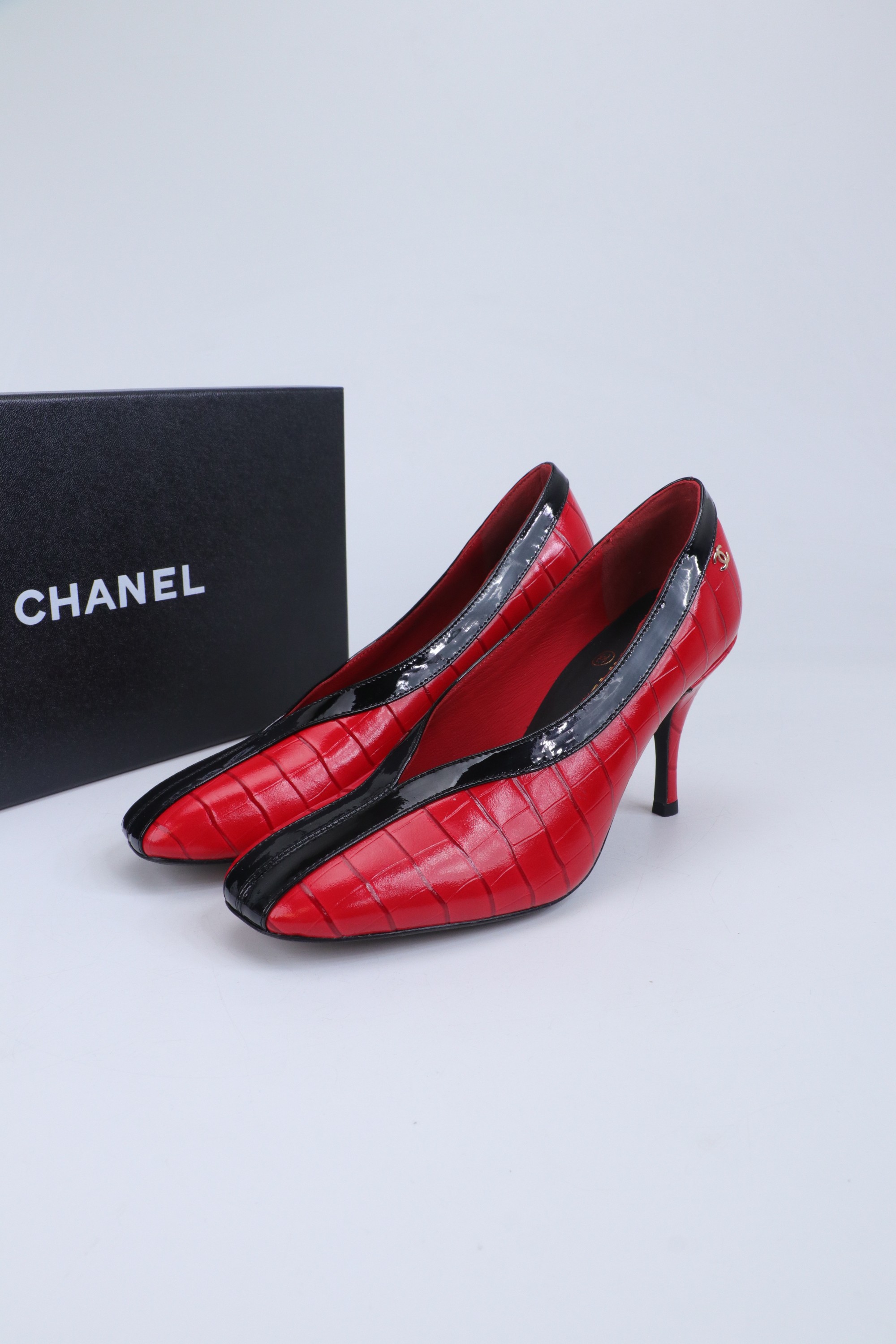 NO:706308,CHANEL Chanel Xiaoxiang 2026ss early spring latest stone pattern crocodile pattern high-heeled shoes, minimalist design, super easy to match with daily style, no matter the height, the texture is impeccable. The small round toe design makes you slim and not picky about the foot shape, the unique color matching design, the upper foot is very cute and easy to put on and take off. The upper is imported cowhide, the sheepskin lining/foot pad, the heel height is 8cm, the outsole is custom-made leather outsole  Size 35-39 (40.41 customized), high-heeled shoes, chanel, chanel, high heels, cowhide, sheepskin, Leather soles19860909CHANEL香奈儿小香2026ss早春最新石头纹鳄鱼纹高跟单鞋 极简设计 超好搭配的日常款、无论高度 质感都无可挑剔.小圆头设计 显瘦不挑脚型 ,独特的拼色设计,上脚非常可爱而且方便穿脱 鞋面进口牛皮 羊皮内里/垫脚 跟高8cm 大底定制真皮大底 码数35-39（40.41订做）,高跟鞋单鞋,chanel,chanel,high heels,cowhide,sheepskin,Leather soles,Women's Shoes