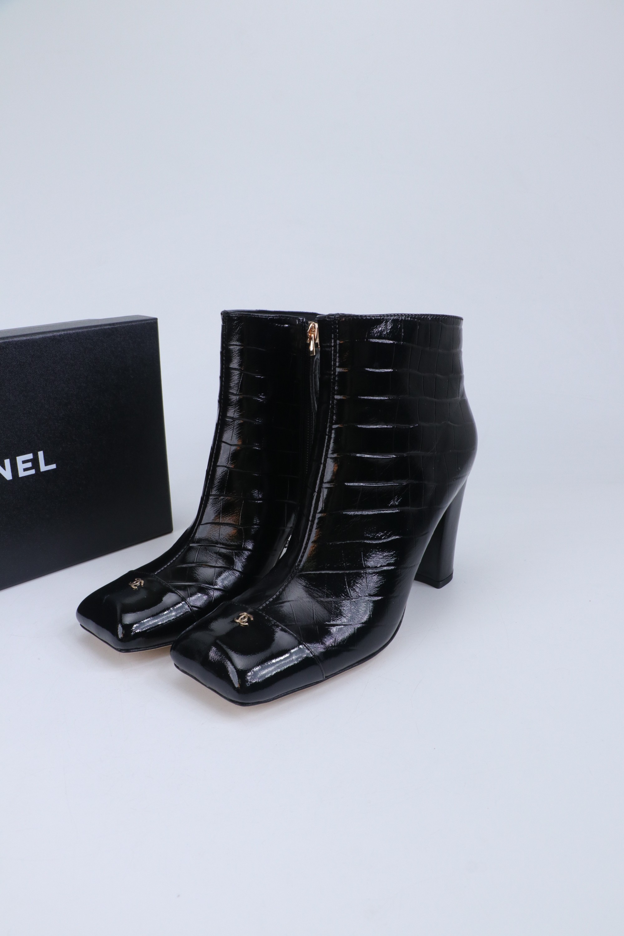 NO:706304,Chanel Xiaoxiangjia side zipper short boots | 2026 Egyptian series crocodile stone pattern elegant women's boots Original cowhide upper, lining and foot pads, specific sheepskin lining, outsole, Italian genuine leather outsole, heel height 8.5CM heel design, shoe size: 35-39 (40.41 fixed)  Original counter full set of luxury packaging, boots, chanel, chanel, chanel, boots, cowhide, sheepskin, Leather soles19860909香奈儿chanel 小香家侧拉链短靴| 2026 埃及系列鳄鱼纹石头纹优雅女靴 鞋面原版牛皮 内里内里垫脚特定羊皮内里 大底意大利真皮大底、跟高8.5CM跟设计 鞋码: 35-39（40.41定） 原版专柜全套豪华包装,靴子,chanel,chanel,chanel,boots,cowhide,sheepskin,Leather soles,Women's Shoes