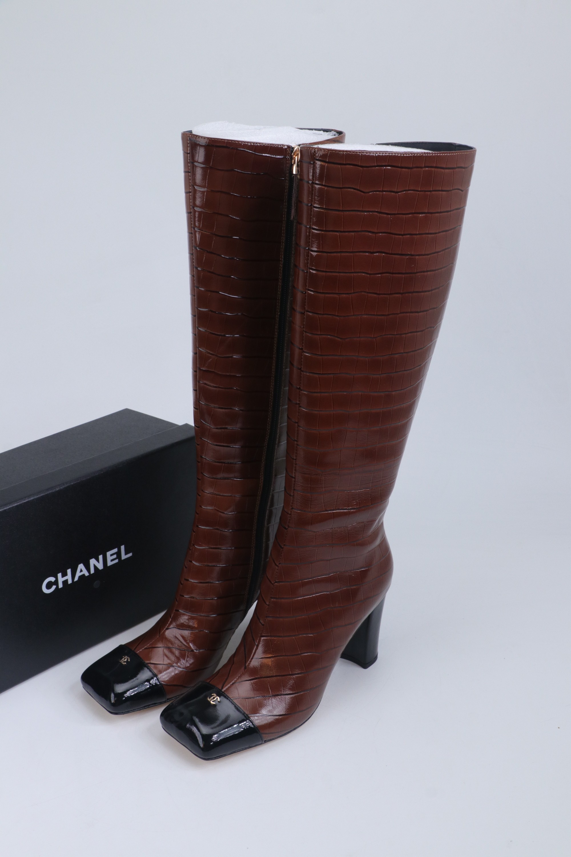 NO:706305,Chanel Xiaoxiangjia high boots and boots | 2026 Egyptian series crocodile stone pattern elegant women's boots. Original cowhide upper, lining and specific sheepskin lining. Outsole Italian genuine leather outsole, heel height 8.5CM heel design. Shoe size: 35-39 (40.41 fixed). Original counter full set of luxury packaging, boots, chanel, chanel, chanel, boots, cowhide, sheepskin, Leather.  soles19860909香奈儿chanel 小香家高靴长靴| 2026 埃及系列鳄鱼纹石头纹优雅女靴 鞋面原版牛皮 内里内里垫脚特定羊皮内里 大底意大利真皮大底、跟高8.5CM跟设计 鞋码: 35-39（40.41定） 原版专柜全套豪华包装,靴子,chanel,chanel,chanel,boots,cowhide,sheepskin,Leather soles,Women's Shoes