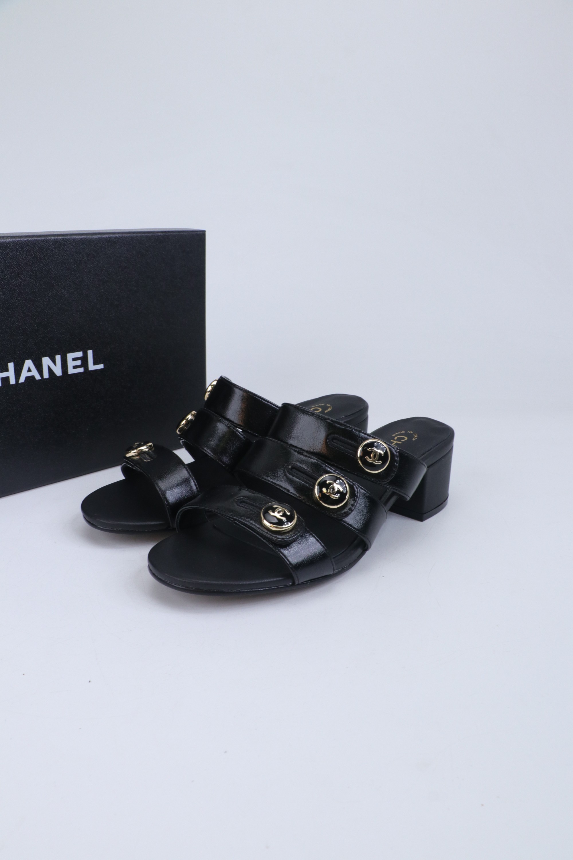 NO:669572,2025 Xiaoxiang is a must-have item for autumn and winter this season!  !  Chanel's autumn and winter heavy industry hot styles are highly recommended by Xiaohongshu. They look good no matter how you match them. They are a must-have for fashion. Ms. Chanel loves simple and irresistible combinations to show her unique dressing style. She can mix and match freely to shine and follow the fashionable steps of her grandma!  !  !  Exquisite details. Zoom in to see the original molded hardware buckle. The top version is made at the purchasing level★ The upper is made of original customized cowhide, sheepskin lining and the original molded leather outsole, size 35-39 (40, 41, high heels, slippers, chanel, high heels, slippers, cowhide, sheepskin, Leather soles198609092025小香 本季秋冬季必备单品！！ 香奈儿秋冬重工爆款 小红书力推款,怎么搭配都好看,时髦精必备,香奈儿女士钟爱简约又难以抗拒系搭配展现与众不同的穿搭风格、自由混搭闪耀到位跟紧香奶奶时尚步伐！！！精致细节放大看原版开模五金扣 顶级版本代购级别打造★鞋面采用原版定制牛皮,羊皮内里垫脚,原版开模真皮大底,码数35-39（40、41,高跟鞋拖鞋,chanel,high heels,slippers,cowhide,sheepskin,Leather soles,Women's Shoes