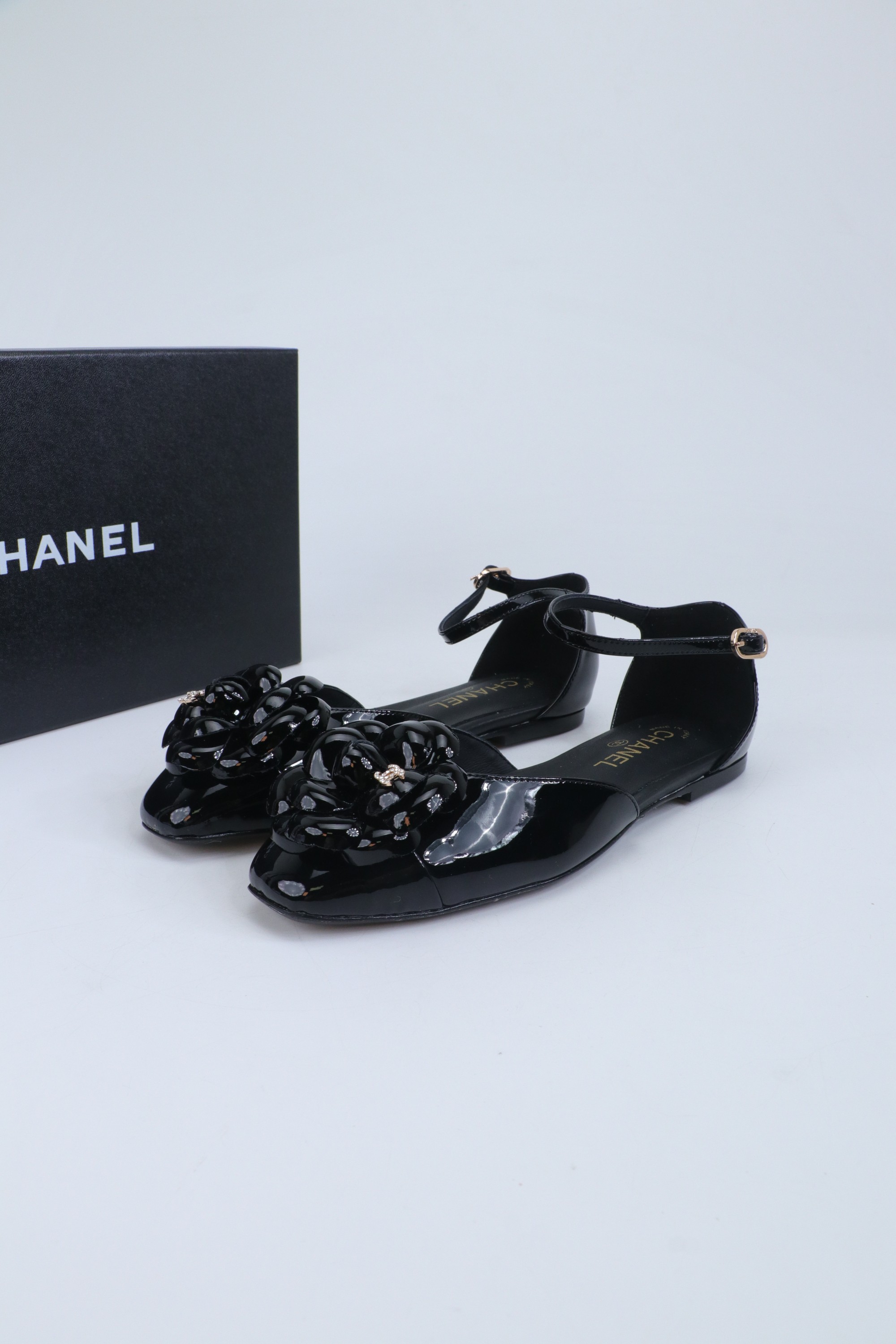 NO:669567,Early autumn new Chanel 26B small fragrant Camellia Mary Jane flat ballet shoes Chanel Camellia Mary Jane is an exclusive treasure for sweet and cool girls. It cleverly combines the sweet camellia elements with the cool Mary Jane style, creating a unique fashion spark. The gentleness of the camellia adds a touch of romantic tenderness to the shoes; and the retro toughness of the Mary Jane shoes gives them a sense of unruliness. Sheepskin upper, sheepskin lining.  Sole Italian genuine leather outsole, size 35-39 (40.41 custom-made, non-refundable), sandals, chanel, chanel, sandals, mary jane, sheepskin, Leather soles19860909早秋新款Chanel 26B 小香山茶花玛丽珍平底单鞋芭蕾舞鞋 香奈儿山茶花玛丽珍甜酷女孩的专属宝藏 它巧妙地将甜美的山茶花元素与酷帅的玛丽珍风格完美融合,碰撞出别具一格的时尚火花.山茶花的温柔婉约,为鞋子增添了一抹浪漫柔情；而玛丽珍鞋型的复古坚韧,又赋予其一份率性不羁. 鞋面羊皮 内里垫脚羊皮 鞋底意大利真皮大底 码数35-39（40.41定做不退换）,凉鞋,chanel,chanel,sandals,mary jane,sheepskin,Leather soles,Women's Shoes