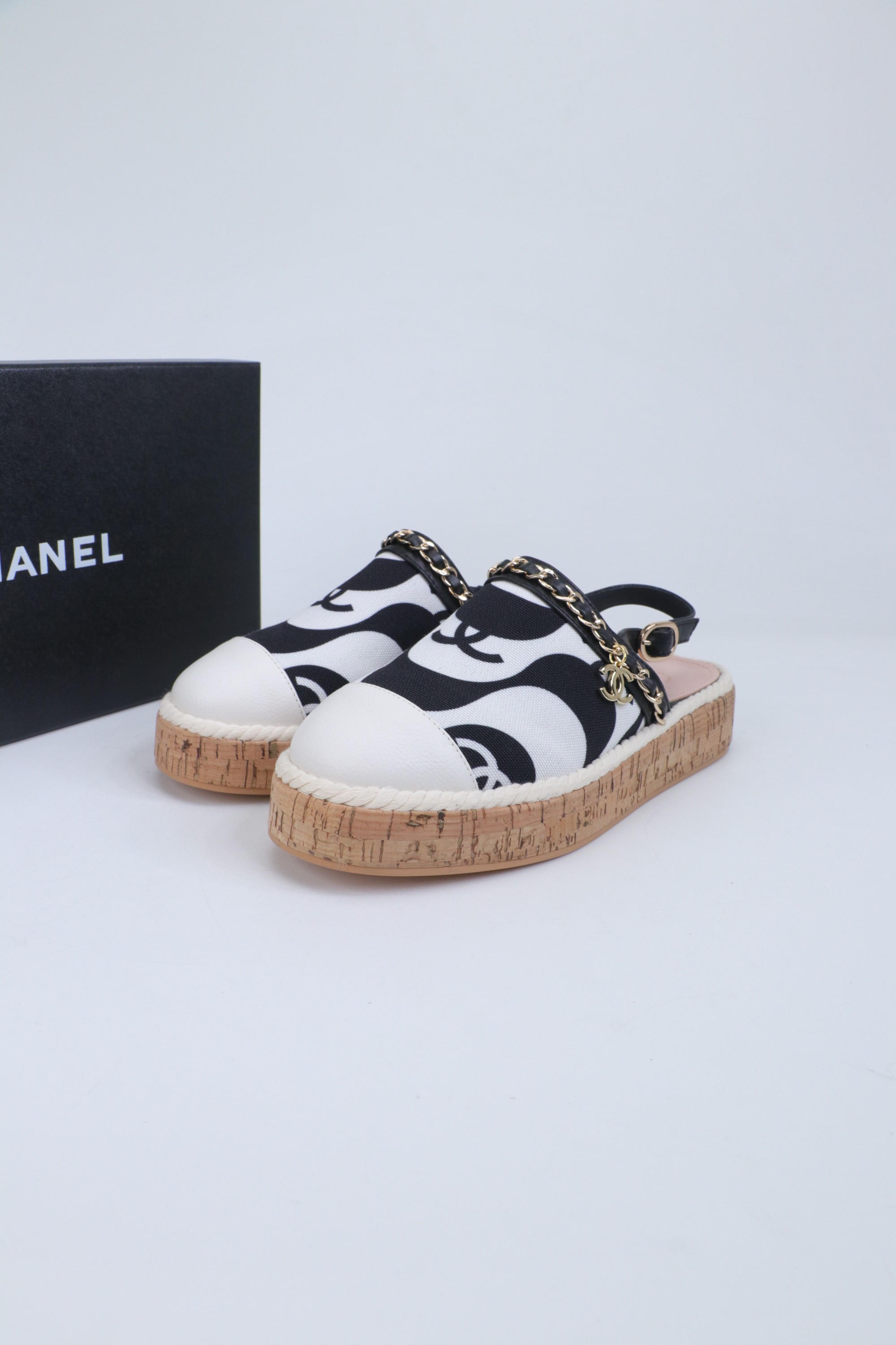 NO:669613,CHANEL Chanel's new hemp rope sole fisherman's shoes. The upper is made of sheepskin electric embroidery double C, the inner pad is silk sheepskin, super soft sheep feet, original rubber-injected translucent rubber original color espadrille sole. size35-39 (40, 41, can be customized, non-returnable), casual shoes/sports shoes, chanel, chanel, sneakers, espadrilles, sheepskin19860909CHANEL香奈儿新麻绳底渔夫鞋.鞋面采用羊皮电绣双c,内里垫为丝绸羊皮,超柔软绵羊垫脚,原版注胶半透明橡胶原色麻底.size35-39（40、41、可定做,不退换）,休闲鞋/运动鞋,chanel,chanel,sneakers,espadrilles,sheepskin,Women's Shoes