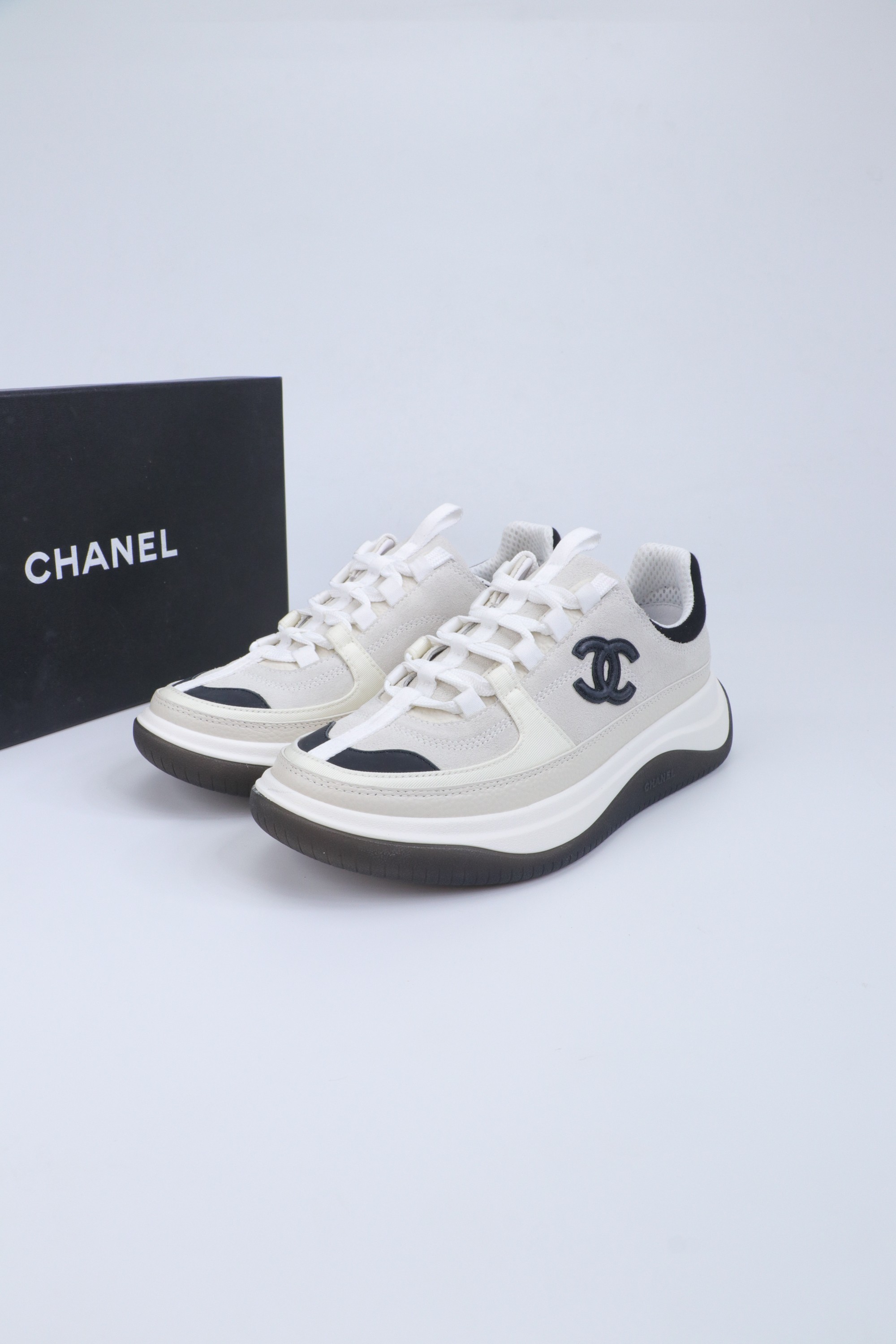 NO:669603,Chanel Chanel panda shoes!  2025 counter top casual sports shoes This classic design; the upper is in the style of electric embroidery with various craftsmanship; the outsole is fashionable and sporty; it incorporates a variety of color matching elements... The diversified mix and match is very good-looking and versatile, casual, fashionable, sports, and outdoor can be taken into account... Go material The upper is made of original imported first-layer silk cowhide + original waterproof cloth + original first-layer cowhide. The lining is made of original sheep lining + mesh outsole based on the original TPU combination outsole.  Counter boutique package complete set for women 35-41, casual shoes/sports shoes, chanel, chanel, sneakers, cowhide19860909Chanel香奈儿熊猫鞋！2025专柜顶级休闲款运动鞋 这款经典设计；鞋面多种工艺电绣的风格；大底却时尚运动；不平凡的拥入了多种配色元素…… 多元化混搭非常好看百搭,休闲,时尚,运动,户外都能兼顾…… Go 材料 鞋面采用 原版进口头层丝绸牛皮+原版防水布+原版头层牛皮 内里采用 原版羊里+网 大底根据 原版TPU组合大底 专柜精品包装全套女35–41,休闲鞋/运动鞋,chanel,chanel,sneakers,cowhide,Women's Shoes