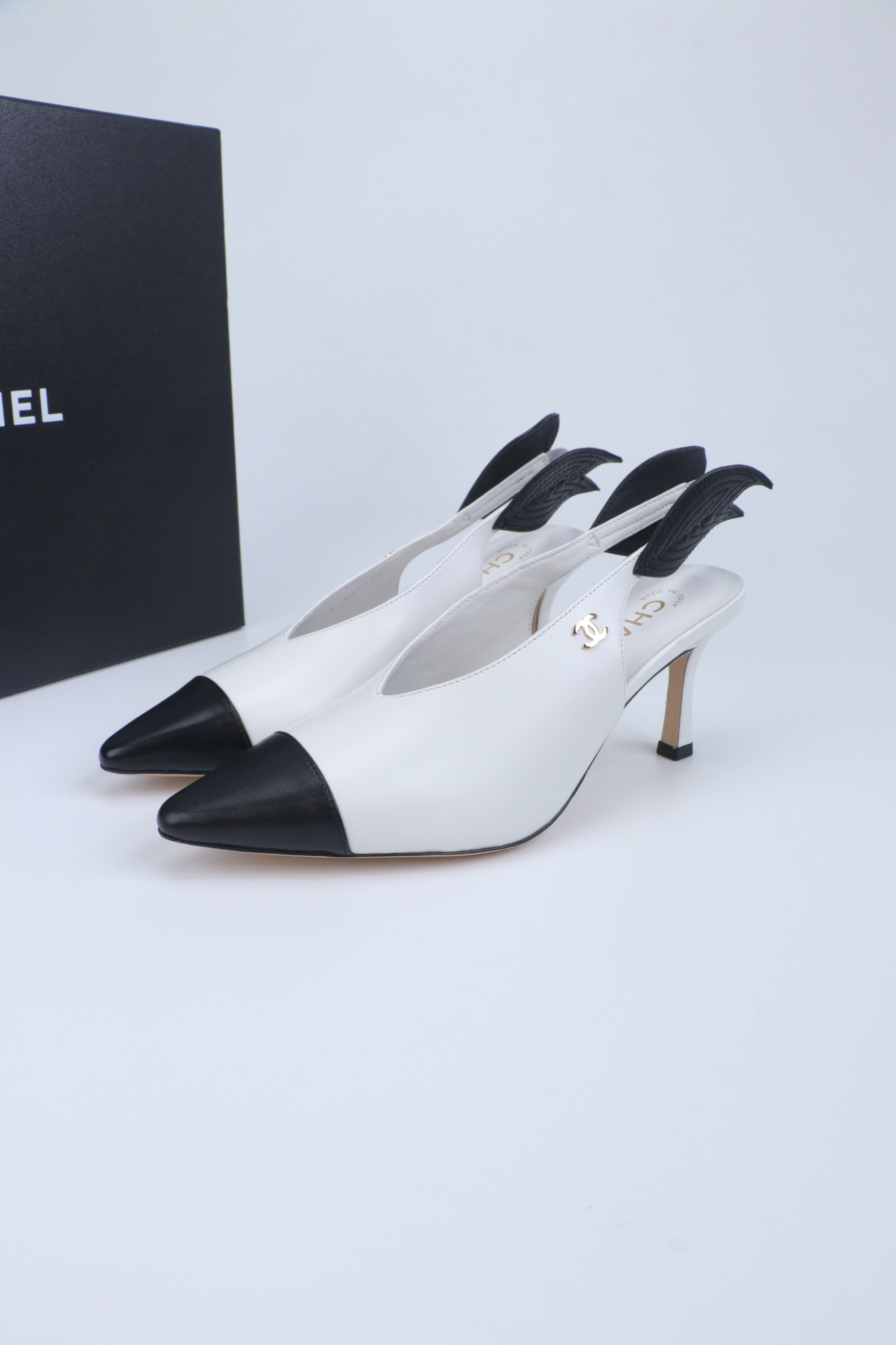 NO:669599,2026★★★★★ Many celebrity internet celebrities are on their feet, a versatile series popularized by domestic and foreign bloggers, a must-have for spring and summer wardrobes. Exclusive to Xiangjia, upper sheepskin lining: imported crystal sheepskin lining, original molded custom leather outsole, shoe size: 35-39 (40, 41, custom-made, non-returnable), high-heeled sandals, chanel, sandals, high heels, sheepskin, Leather soles198609092026★★★★★ 众多明星网红上脚,国内外博主刷爆的一个百搭系列,春夏衣橱搭配必备 首选.香家专属 鞋面羊皮  内里: 进口水晶羊皮内里 大底原版开模定制真皮大底 鞋码: 35-39（40、41、定做不退换）,高跟鞋凉鞋,chanel,sandals,high heels,sheepskin,Leather soles,Women's Shoes