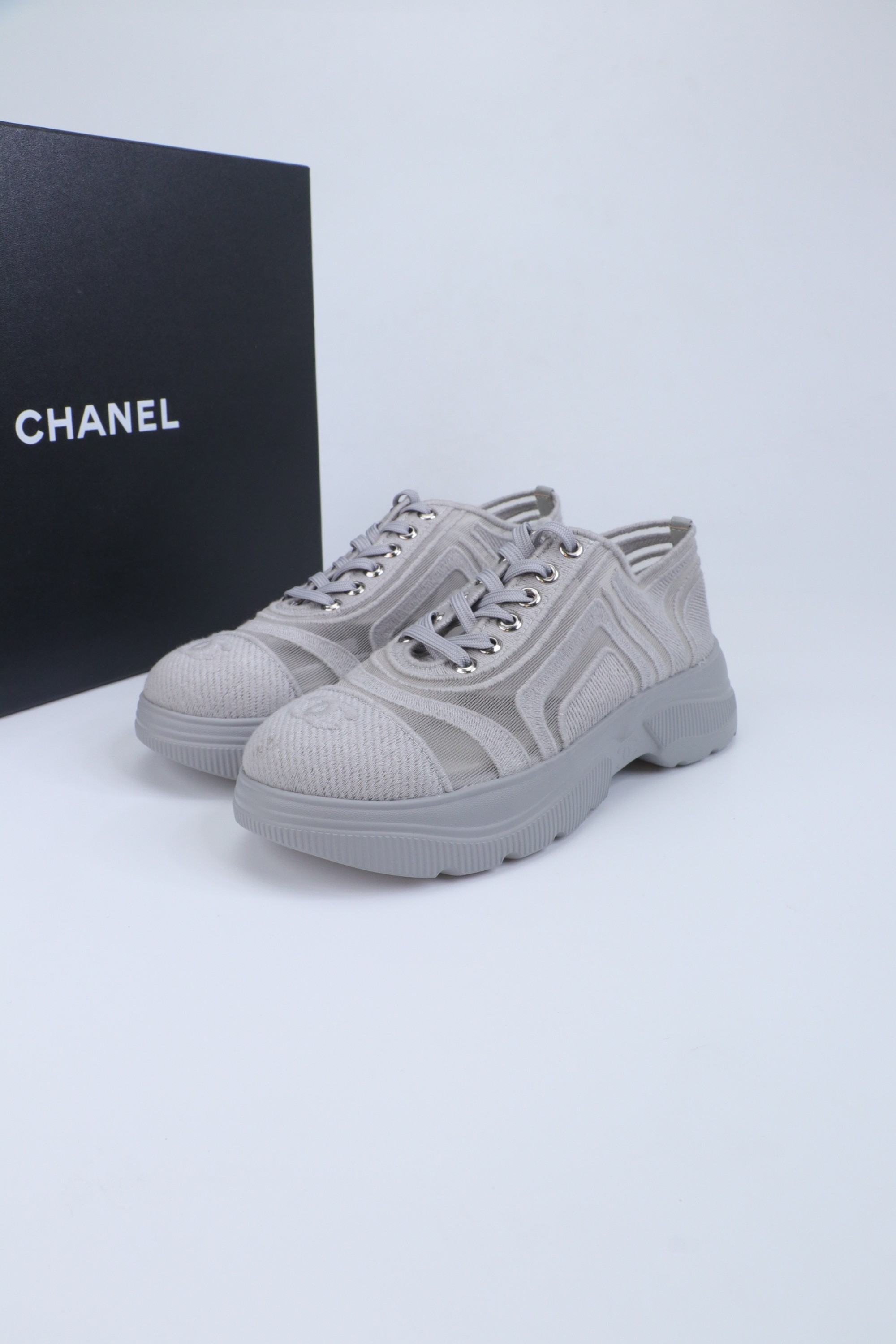 NO:669595,Chanel Chanel panda shoes!  2025 counter top casual sports shoes This classic design; the upper is in the style of electric embroidery with various craftsmanship; the outsole is fashionable and sporty; it incorporates a variety of color matching elements... The diversified mix and match is very good-looking and versatile, casual, fashionable, sports, and outdoor can be taken into account... Go material The upper is made of original imported first-layer silk cowhide + original waterproof cloth + original first-layer cowhide. The lining is made of original sheep lining + mesh outsole based on the original TPU combination outsole.  Counter boutique package complete set for women 35-41, casual shoes/sports shoes, chanel, chanel, sneakers, cowhide19860909Chanel香奈儿熊猫鞋！2025专柜顶级休闲款运动鞋 这款经典设计；鞋面多种工艺电绣的风格；大底却时尚运动；不平凡的拥入了多种配色元素…… 多元化混搭非常好看百搭,休闲,时尚,运动,户外都能兼顾…… Go 材料 鞋面采用 原版进口头层丝绸牛皮+原版防水布+原版头层牛皮 内里采用 原版羊里+网 大底根据 原版TPU组合大底 专柜精品包装全套女35–41,休闲鞋/运动鞋,chanel,chanel,sneakers,cowhide,Women's Shoes