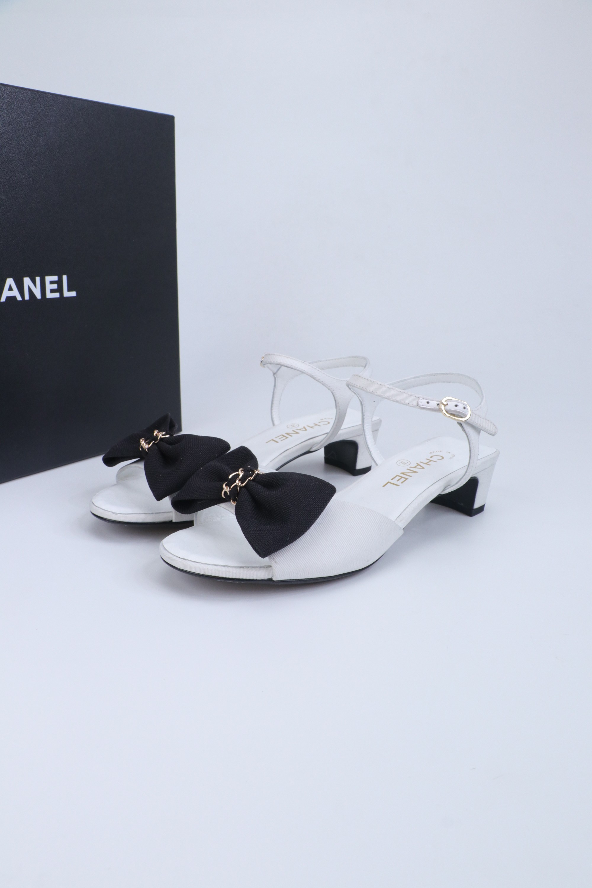 NO:669590,2025★★★★★ Many celebrities and internet celebrities are on their feet, a versatile series popularized by domestic and foreign bloggers, a must-have for spring and summer wardrobes. Exclusive to Xiangjia. Upper cowhide (satin). Lining: Imported crystal sheepskin lining. Original molded custom leather outsole. Shoe size: 35-39 (40, 41, custom-made, non-refundable), high-heeled sandals, chanel, sandals, high  heels,cowhide,sheepskin,silk fabric,Leather soles198609092025★★★★★ 众多明星网红上脚,国内外博主刷爆的一个百搭系列,春夏衣橱搭配必备 首选.香家专属 鞋面牛皮（绸缎）  内里: 进口水晶羊皮内里 大底原版开模定制真皮大底 鞋码: 35-39（40、41、定做不退换）,高跟鞋凉鞋,chanel,sandals,high heels,cowhide,sheepskin,silk fabric,Leather soles,Women's Shoes