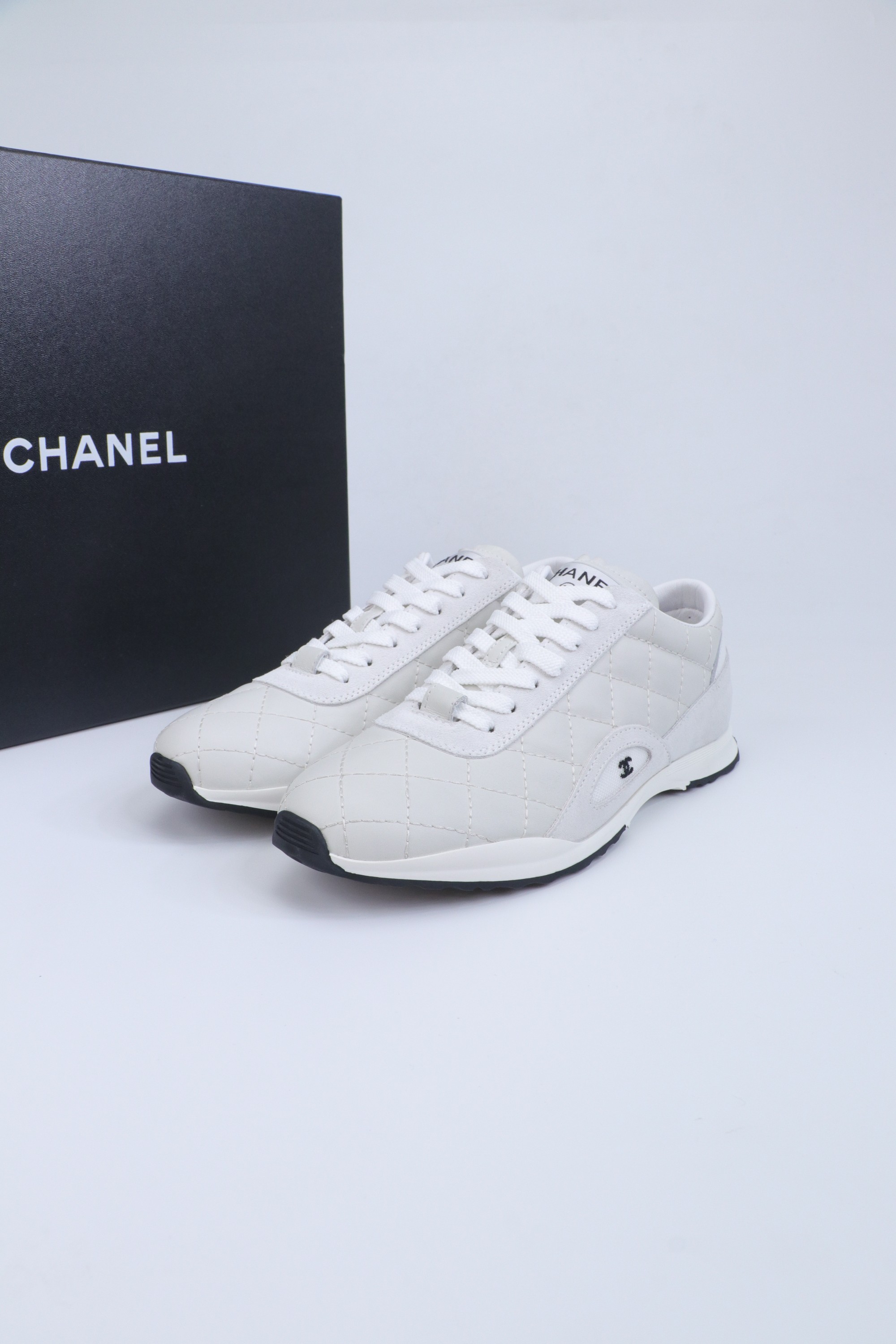 NO:669583,CHANEL Chanel rhombus baseball shoes, tennis shoes, casual sports shoes, original purchase and development, production, Xiaoxiang's latest hidden tennis shoes, soft rhombus, soft lambskin with big tongue and classic double C logo, full of retro feel, and the most versatile black and white color scheme, a must-have casual shoe for coco girls. Broken stud design on the sole, super soft, original custom lambskin rhombus fabric, imported custom sheepskin + mesh lining, original open-molded stud rubber material for the sole  Size: women's 35-41, casual shoes/sports shoes, chanel, chanel, sneakers, sheepskin19860909CHANEL香奈儿菱格纹棒球鞋 网球鞋 休闲 运动鞋 原版购入开发 做货 小香最新隐藏款网球鞋软菱格纹 柔软小羊皮配搭大鞋舌和经典双C logo满满的复古感又是最最最百搭的黑白配色 coco女孩必入的一款休闲鞋 鞋底碎钉设计 超级柔软 面料原版定制小羊皮菱格纹 内里进口定制羊皮+网里 鞋底原版开模碎钉橡胶材质 码数 女款35-41,休闲鞋/运动鞋,chanel,chanel,sneakers,sheepskin,Women's Shoes