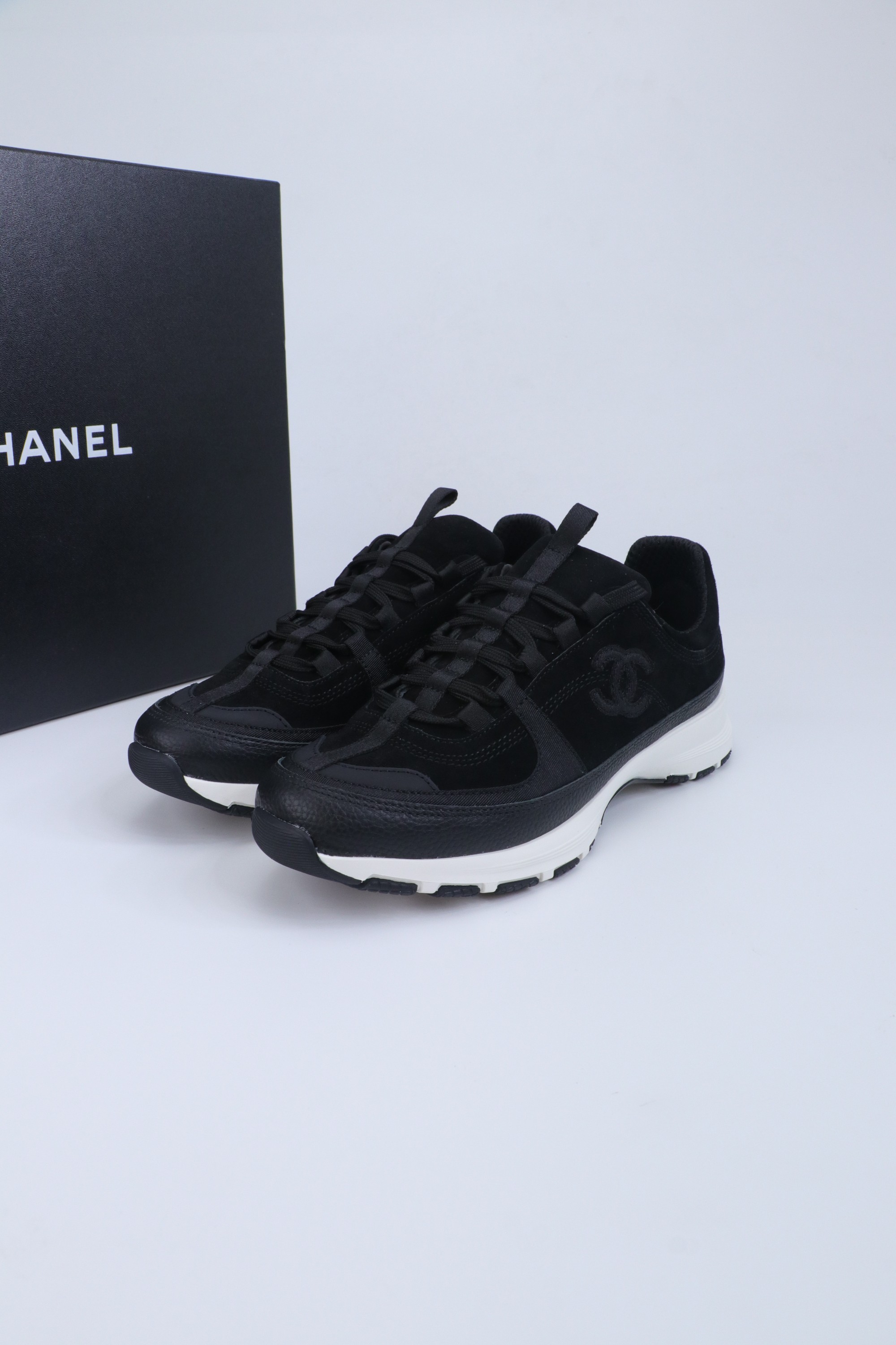 NO:669578,Chanel Chanel panda shoes!  2025 counter top casual sports shoes This classic design; the upper is in the style of electric embroidery with various craftsmanship; the outsole is fashionable and sporty; it incorporates a variety of color matching elements... The diversified mix and match is very good-looking and versatile, casual, fashionable, sports, and outdoor can be taken into account... Go material The upper is made of original imported first-layer silk cowhide + original waterproof cloth + original first-layer cowhide. The lining is made of original sheep lining + mesh outsole based on the original TPU combination outsole.  Counter boutique package complete set for women 35-41, casual shoes/sports shoes, chanel, chanel, sneakers, cowhide19860909Chanel香奈儿熊猫鞋！2025专柜顶级休闲款运动鞋 这款经典设计；鞋面多种工艺电绣的风格；大底却时尚运动；不平凡的拥入了多种配色元素…… 多元化混搭非常好看百搭,休闲,时尚,运动,户外都能兼顾…… Go 材料 鞋面采用 原版进口头层丝绸牛皮+原版防水布+原版头层牛皮 内里采用 原版羊里+网 大底根据 原版TPU组合大底 专柜精品包装全套女35–41,休闲鞋/运动鞋,chanel,chanel,sneakers,cowhide,Women's Shoes