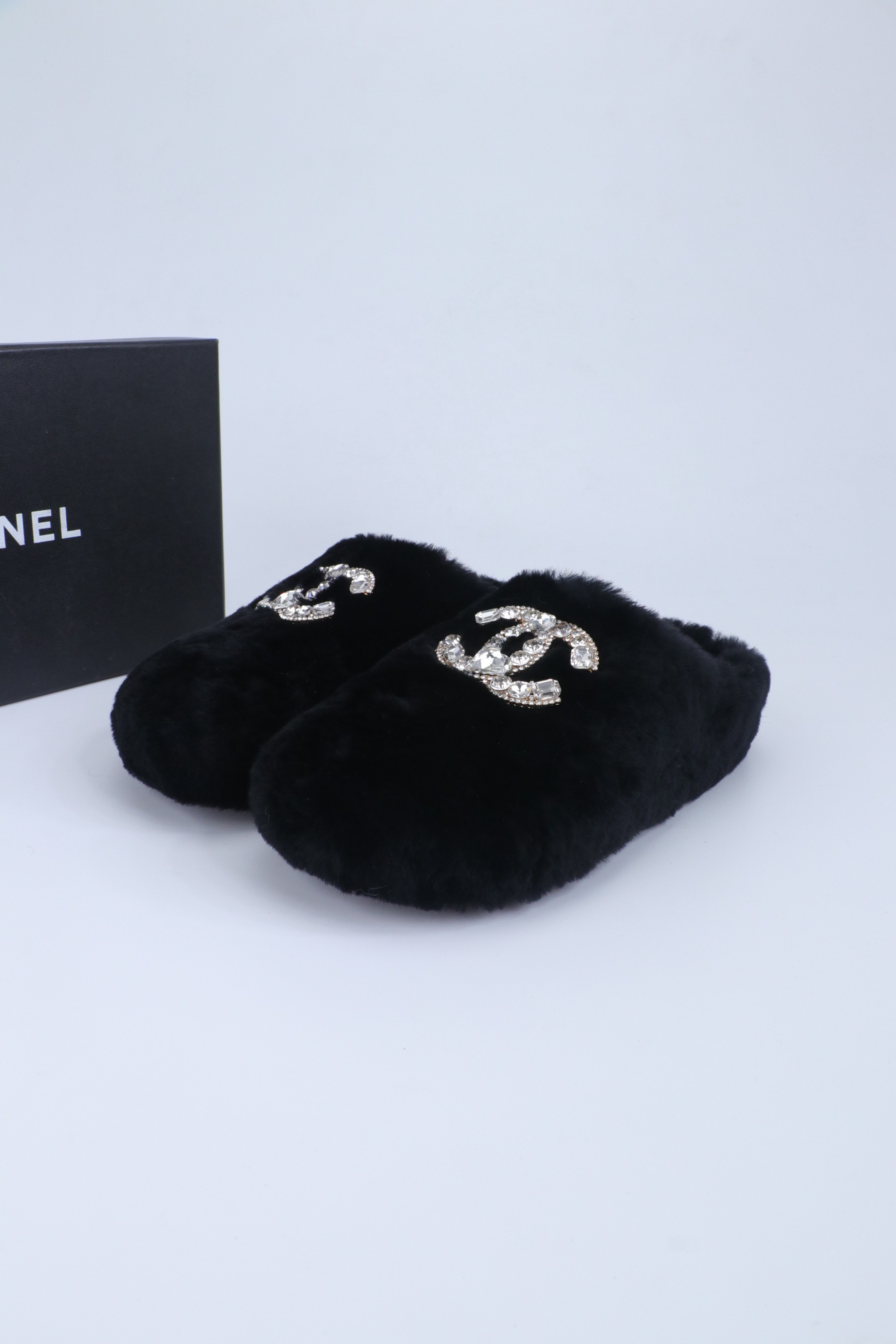 NO:669574,Chanel Chanel 25Ss new autumn and winter wool slippers, the upper is classic with letters, the whole shoe is furry and comfortable, and the feeling on the feet is even more amazing!  It's just a pair in winter. Wool upper, wool lining, rubber outsole, size 35-39 (41) customized, non-refundable), semi-furry shoes, chanel, chanel, slippers19860909Chanel 香奈儿25Ss秋冬新款 羊毛拖鞋 鞋面经典配搭字母,整个鞋子毛茸茸的很舒服,上脚感更是要沦陷了超级爱！简直就是冬天里的一把. 鞋面羊毛 内里垫脚羊毛 鞋底橡胶大底 码数35-39（41）定做不退换）,半拖毛毛鞋,chanel,chanel,slippers,Women's Shoes