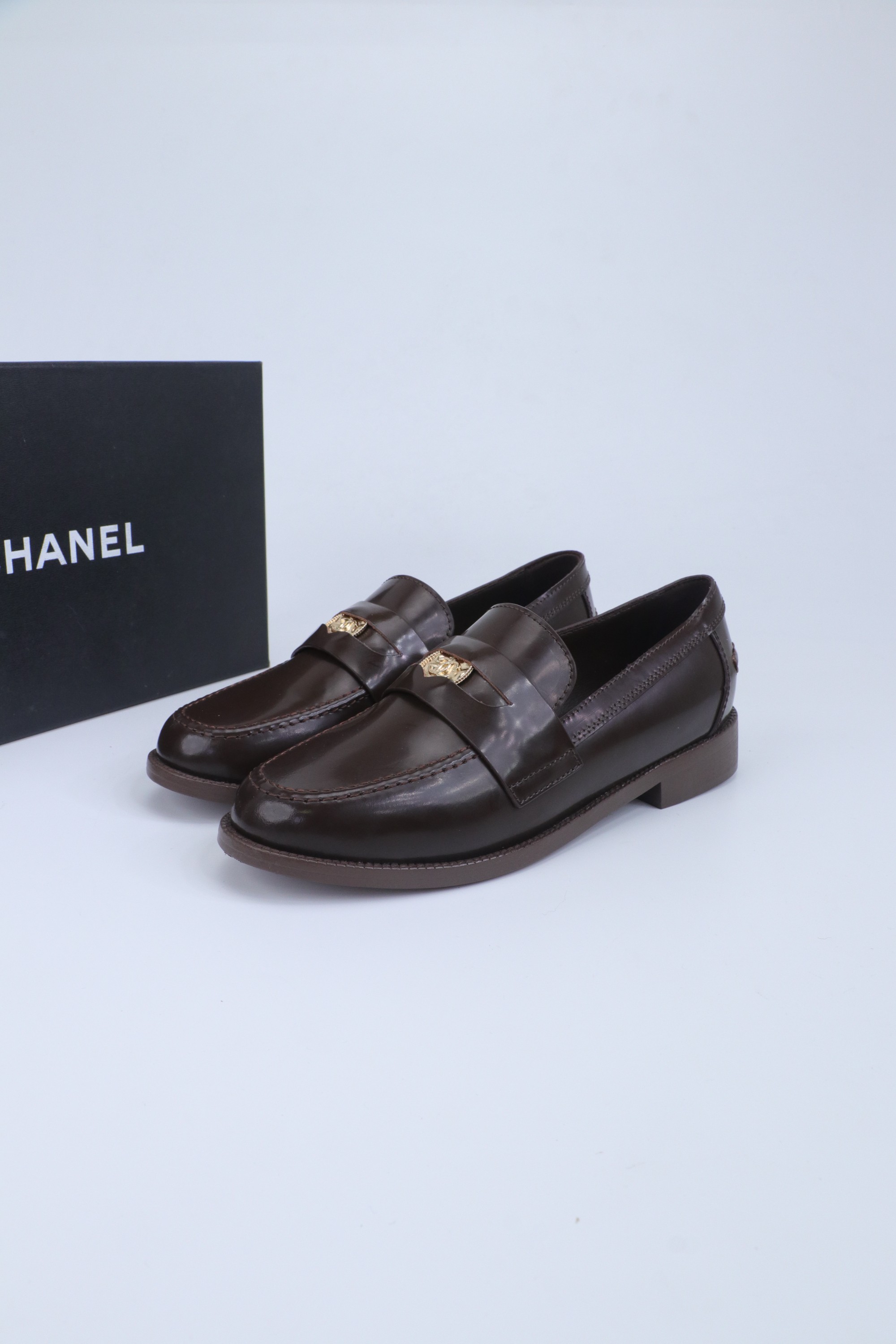 NO:669566,Loafers 2026 Early Spring New Heart Buckle Loafers A must-have for fragrances in autumn and winter. The goddess series has the elegant and ladylike temperament of fragrances. It is super attractive, irresistible and exciting!  Upper edge beads, original molded hardware logo, mixed sheepskin lining, outsole, Italian genuine leather outsole, Size35-41, loafers, chanel, loafers, sheepskin, Leather soles19860909乐福鞋 2026早春新款 桃心扣 乐福鞋 秋冬香家必备爆款 女神系列,拥有香家特色优雅名媛气质,超级耐看,让人无法抗拒,心动！ 鞋面开边珠 原版开模五金logo 内里混种羊皮 大底意大利真皮大底 Size35-41,乐福鞋,chanel,loafers,sheepskin,Leather soles,Women's Shoes