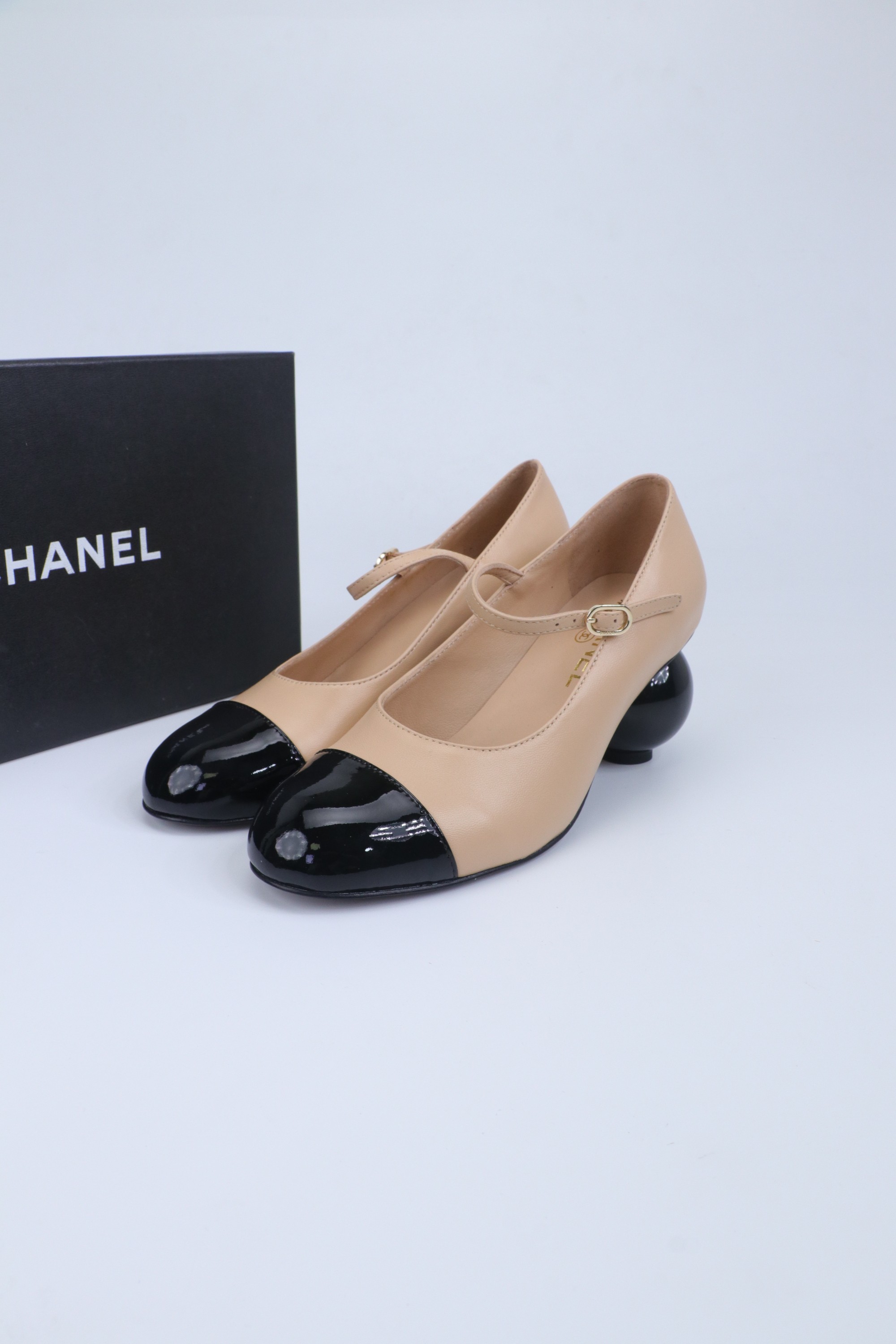 NO:669611,Chanel/Chanel's 2025 autumn and winter catwalk model Double C giant pearl heel stunned everyone when it appeared on the fashionable T stage in Milan, and has successfully been promoted to the dream boots of fashion people. The combination of the classic double C logo and the giant pearl heel design is simple and elegant and fully displays the brand style. It will make a movie in any photo. The giant pearl heel is a miracle, breaking the conventional design, which not only adds a luxurious and romantic atmosphere to the whole.  The upper is made of high-quality elastic material, which can perfectly fit the calf line, modify the leg shape, make the legs look straight and slender, and is easy to put on and take off without feeling restrained when walking. It can be easily adapted from the streets of the bustling city to the party scene. Paired with a pair of slim jeans, you can instantly transform into a cool street trendy person, put on a gorgeous evening dress, and become the elegant focus of the dinner party. This pair of boots is not just a pair of shoes, but also the embodiment of fashion spirit!  It is an excellent choice for fashionistas to express their personality and taste!  Upper elastic sheepskin, inner foot pads, elastic Lycra/sheepskin, Italian genuine leather outsole, heel height 7cm, Size 35-42, single shoes, chanel, chanel, boots, jeans, sheepskin, Leather soles19860909走秀款单鞋 Chanel/香奈儿2025秋冬走秀款双C巨型珍珠跟 在米兰时尚的T台上 亮相便艳惊四座,成功晋升为潮流人士的梦中情靴 .经典的双C标志与巨型珍珠跟设计相结合,简洁大气又尽显品牌格调 随便一拍都很出片.那巨型珍珠鞋跟更是神来之笔,突破常规的设计 不仅为整体增添了奢华浪漫的氛围 . 鞋面采用高品质弹力材质 能完美贴合小腿线条 修饰腿型 让双腿看起来笔直修长,而且穿脱方便 行走时也不会有束缚感.从繁华都市的街头 派对的现场 它都能轻松适配,搭配一条修身牛仔裤 瞬间化身酷飒的街头潮人,换上一袭华丽晚装 成为晚宴上的优雅焦点 这双靴子 不只是一双鞋履 更是时尚精神的具象化！ 是时尚达人们表达个性与品味的绝佳选择！ 鞋面弹力羊皮 内里垫脚贴合弹力莱卡/羊皮 鞋底意大利真皮大底 跟高7cm Size35-42,单鞋,chanel,chanel,boots,jeans,sheepskin,Leather soles,Women's Shoes