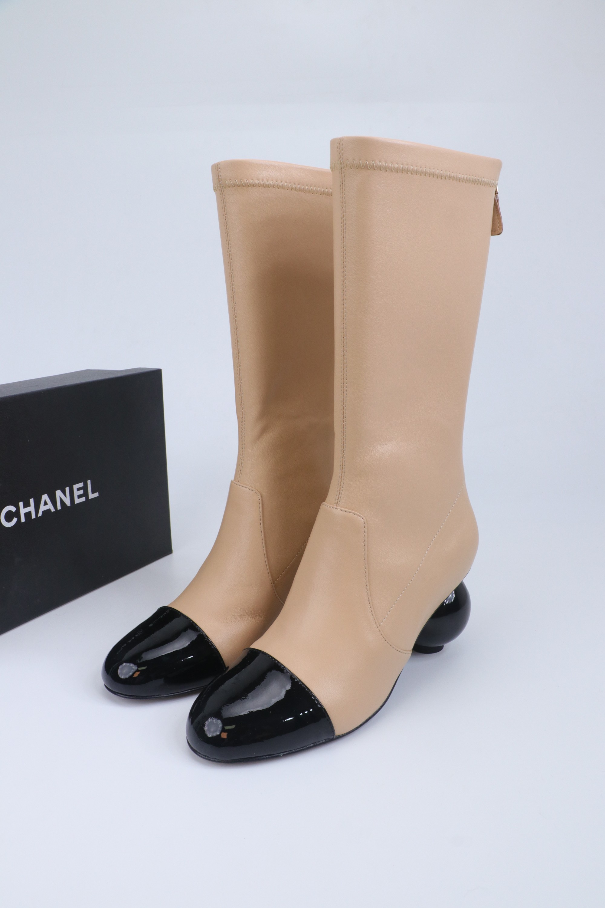 NO:669609,Chanel/Chanel's 2025 autumn and winter catwalk model Double C giant pearl heel stunned everyone when it appeared on the fashionable T stage in Milan, and has successfully been promoted to the dream boots of fashion people. The combination of the classic double C logo and the giant pearl heel design is simple and elegant and fully displays the brand style. It is a hit in any photo. The giant pearl heel is a miracle, breaking the conventional design, which not only adds a luxurious and romantic atmosphere to the whole. The upper is made of high-quality elastic material  It can perfectly fit the calf line, modify the leg shape, make the legs look straight and slender, and is easy to put on and take off without feeling restrained when walking. It can be easily adapted from the streets of the bustling city to the party scene. Paired with a pair of slim jeans, you can instantly transform into a cool street trendy person, put on a gorgeous evening dress, and become the elegant focus of the dinner party. This pair of boots is not just a pair of shoes, but also the embodiment of fashion spirit!  It is an excellent choice for fashionistas to express their personality and taste!  Uppers are made of stretch sheepskin. Lining feet are made of elastic Lycra/sheepskin. Soles are made of Italian genuine leather. Heel height is 7cm. Size35-42, boots, chanel, chanel, boots, jeans, sheepskin, Leather soles19860909走秀款 Chanel/香奈儿2025秋冬走秀款双C巨型珍珠跟 在米兰时尚的T台上 亮相便艳惊四座,成功晋升为潮流人士的梦中情靴 .经典的双C标志与巨型珍珠跟设计相结合,简洁大气又尽显品牌格调 随便一拍都很出片.那巨型珍珠鞋跟更是神来之笔,突破常规的设计 不仅为整体增添了奢华浪漫的氛围 . 鞋面采用高品质弹力材质 能完美贴合小腿线条 修饰腿型 让双腿看起来笔直修长,而且穿脱方便 行走时也不会有束缚感.从繁华都市的街头 派对的现场 它都能轻松适配,搭配一条修身牛仔裤 瞬间化身酷飒的街头潮人,换上一袭华丽晚装 成为晚宴上的优雅焦点 这双靴子 不只是一双鞋履 更是时尚精神的具象化！ 是时尚达人们表达个性与品味的绝佳选择！ 鞋面弹力羊皮 内里垫脚贴合弹力莱卡/羊皮 鞋底意大利真皮大底 跟高7cm Size35-42,靴子,chanel,chanel,boots,jeans,sheepskin,Leather soles,Women's Shoes