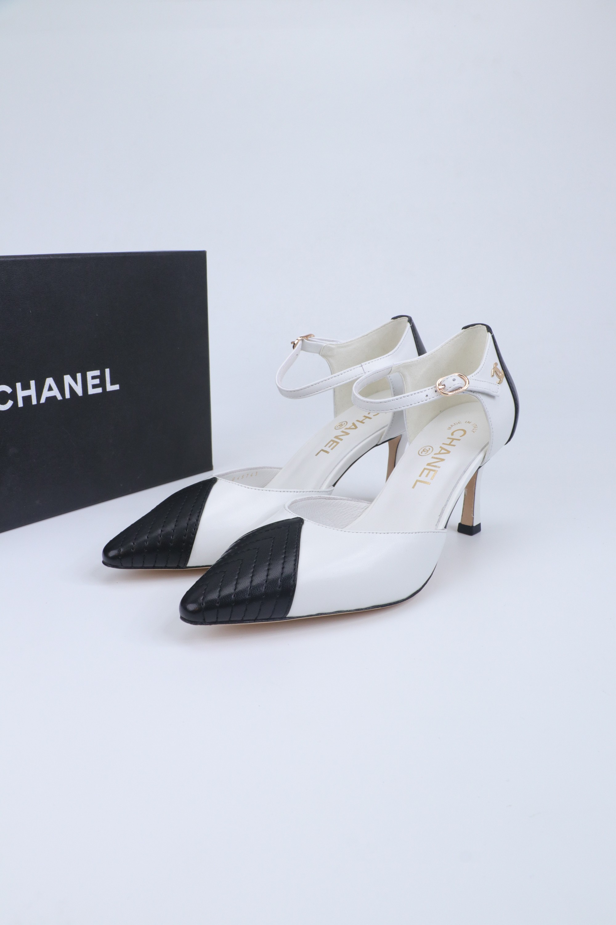 NO:669604,CHANEL Xiaoxiangfeng Chanel's color-blocked back hollow high-heeled sandals are so heart-breaking!  The classic black and white/beige and black contrasting pointed toe design is neat and elegant, and perfectly outlines the lines of the feet. The delicate leather material is soft to the touch and super comfortable on the feet. The height of the cat heel balances both aura and practicality, making it suitable for daily commuting or dating. The rhombus pattern wing details on the back strap are very recognizable, and the double C logo is low-key to highlight the texture. The three colors have their own charm, and you will not be surprised when you close your eyes. It is an indispensable temperament in the shoe cabinet ~ Sheepskin upper  Sheepskin lining, genuine leather sole, heel height 7cm, size 35-39 (set at 40.41), high heels sandals, chanel, chanel, sandals, high heels, sheepskin19860909CHANEL小香风香奈儿这款拼色后空高跟鞋凉鞋也太戳心了！经典的黑白/米黑撞色尖头设计,利落又优雅,完美勾勒脚型线条.细腻的真皮材质触感软糯,上脚超舒服,猫跟高度兼顾气场与实穿性,日常通勤或约会都能hold住.后绊带的菱格纹翅膀细节超有辨识度,双C标识低调彰显质感,三款配色各有韵味,闭眼入都不踩雷,是鞋柜里不可缺的气质款～ 鞋面羊皮 内里羊皮 鞋底真皮底 跟高7cm 码数35-39（40.41定）,高跟鞋凉鞋,chanel,chanel,sandals,high heels,sheepskin,Women's Shoes