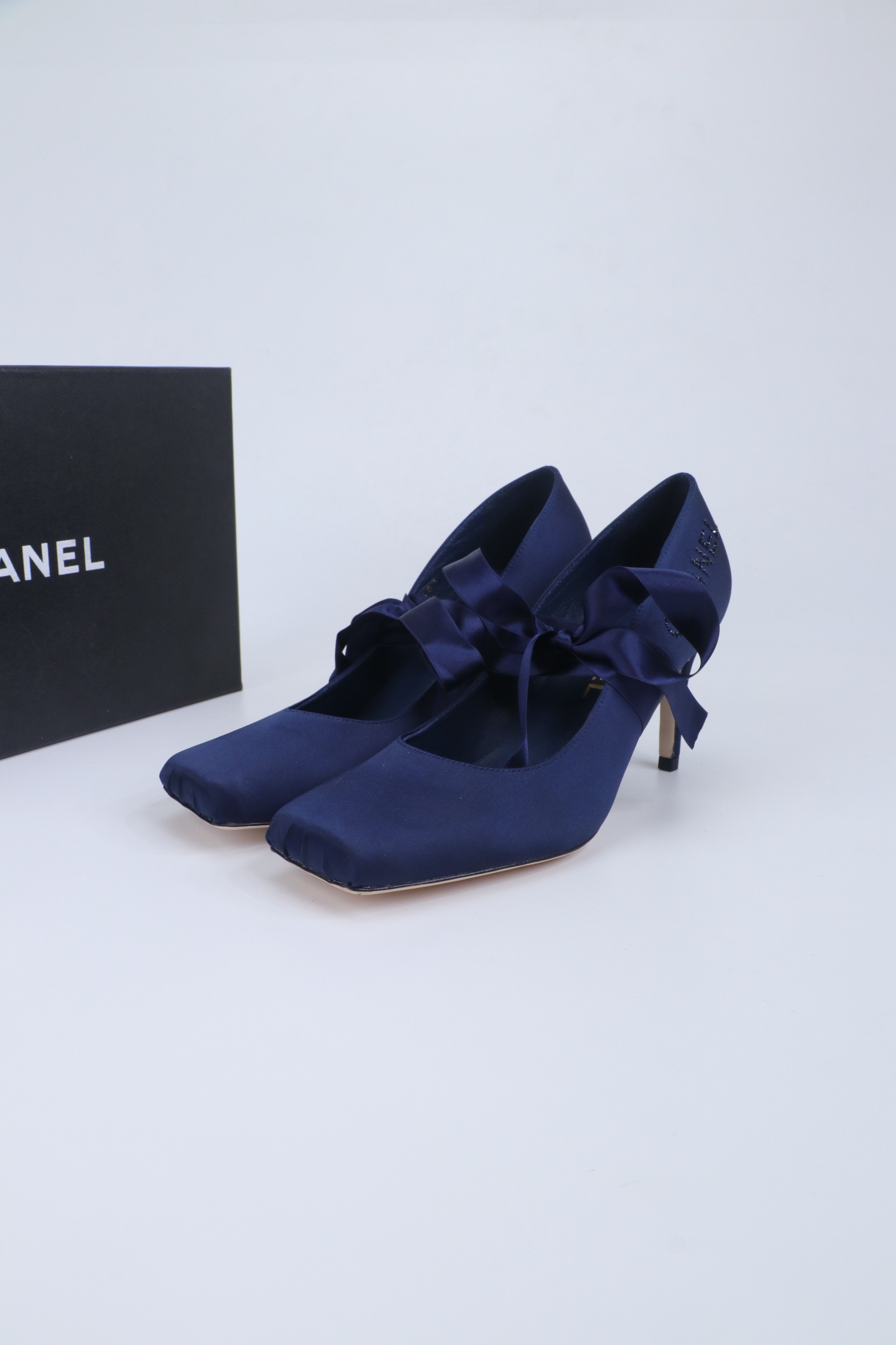 NO:706300,2025★★★★★ Many celebrities and internet celebrities are on their feet, a versatile series popularized by domestic and foreign bloggers, a must-have for spring and summer wardrobes. Exclusive to Xiangjia, upper silk satin, lining: imported crystal sheepskin lining, outsole original molded custom leather outsole, shoe size: 35-39 (40, 41, custom-made, non-returnable), high-heeled ballet shoes, chanel, high heels, sheepskin, real silk, silk fabric, Leather  soles198609092025★★★★★ 众多明星网红上脚,国内外博主刷爆的一个百搭系列,春夏衣橱搭配必备 首选.香家专属 鞋面真丝绸缎  内里: 进口水晶羊皮内里 大底原版开模定制真皮大底 鞋码: 35-39（40、41、定做不退换）,高跟鞋芭蕾舞鞋,chanel,high heels,sheepskin,real silk,silk fabric,Leather soles,Women's Shoes