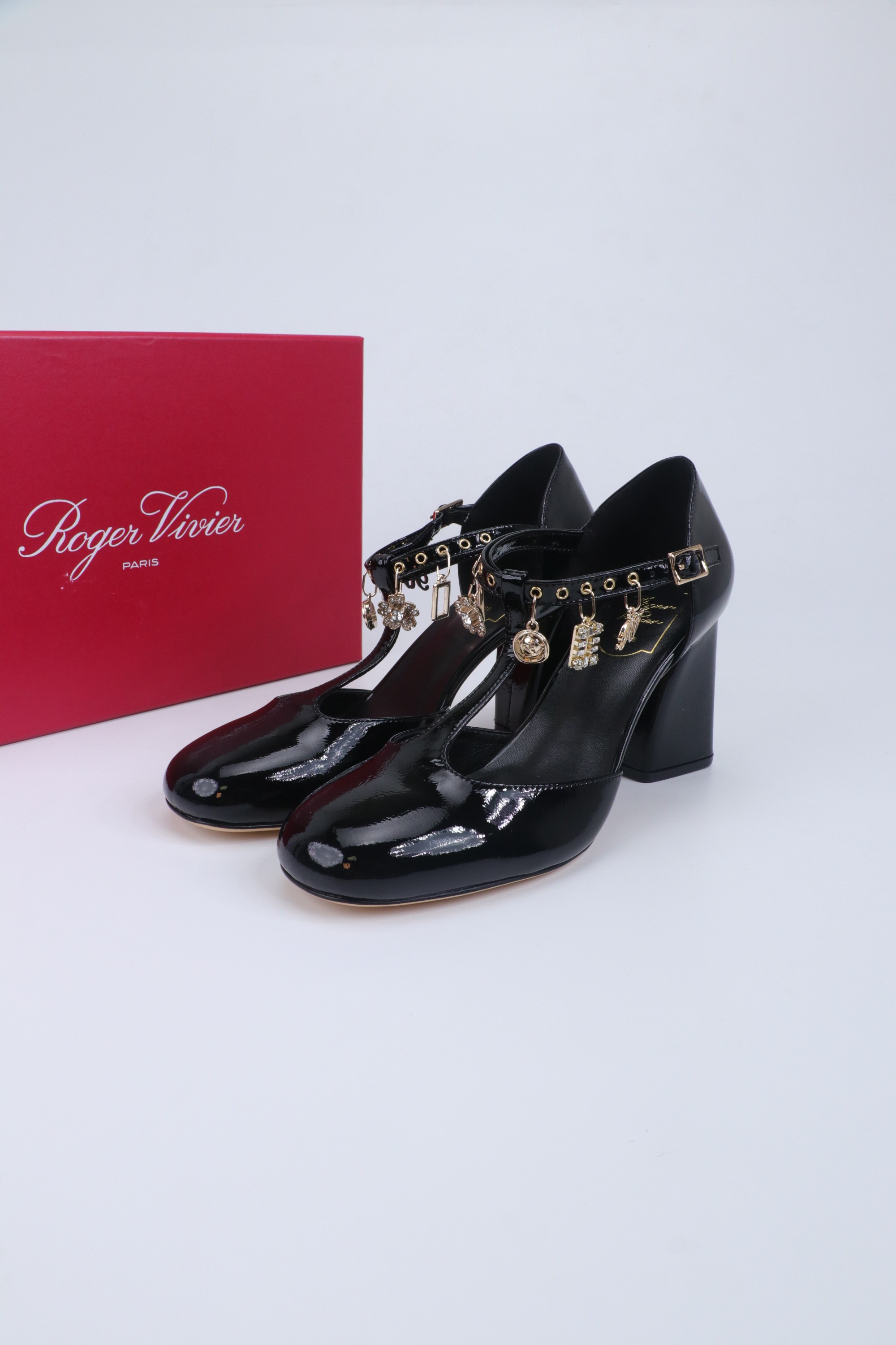 NO:706316,[RV] roger vivor early spring | Tres Vivier high-heeled Mary Jane, T-shaped buckle embellished with metal charms, bling bling with every step, soft leather craftsmanship, 8.5cm thick heel, not tiring, classic Mary Jane shoe shape, with a strong French retro style, round cowl patent leather upper, top-grade imported lambskin lining, Italian genuine leather outsole  size:35-39(3440 sentences are customized and non-returnable),Mary Jane,roger vivor,mary jane,sheepskin,Leather soles19860909【RV] roger vivier 早春| Tres Vivier高跟玛丽珍 T形扣带点缀金属吊饰,每一步都Bling bling走路带风一柔软皮革工艺搭配8.5Cm粗跟不累脚の经典的玛丽珍鞋型,带着浓浓的法式复古风情 会鞋面圆版牛漆皮 内里垫脚顶级进口小羊皮 意大利真皮大底 size:35-39(3440句定制不退换）,玛丽珍,roger vivier,mary jane,sheepskin,Leather soles,Women's Shoes