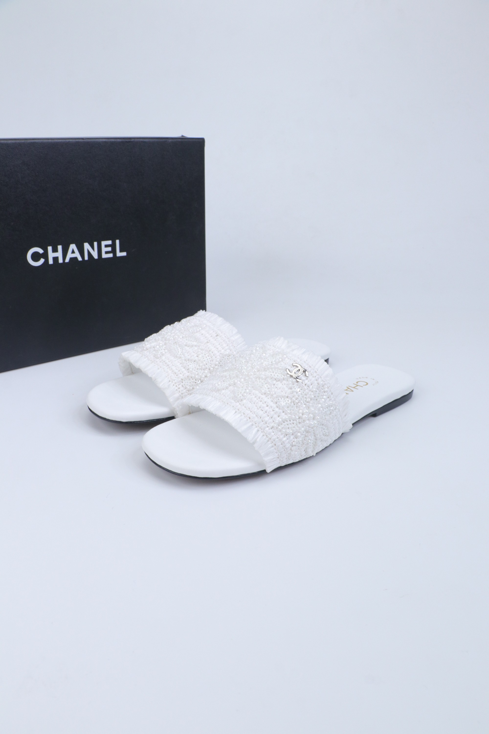 NO:680177,2025★★★★★ Many celebrities and internet celebrities are on their feet. This is a versatile series popularized by bloggers at home and abroad. It is the first choice for spring and summer wardrobe must-have sandals. Upper woven with satin embroidery. Lining: Imported crystal sheepskin lining. Original outsole. Customized leather sole. Shoe size: 35-39 (34, 40, 41, custom-made, non-refundable)  Delivery of the latest luxury counters with simultaneous packaging, furry shoes and slippers, sandals, slippers, sheepskin, silk fabric198609092025★★★★★ 众多明星网红上脚,国内外博主刷爆的一个百搭系列,春夏衣橱搭配必备 凉鞋首选. 鞋面编织绸缎刺绣  内里: 进口水晶羊皮内里 大底原版开模定制真皮底 鞋码: 35-39（34、40、41、定做不退换） 配送豪华最新专柜同步包装,毛毛鞋拖鞋,sandals,slippers,sheepskin,silk fabric,Women's Shoes