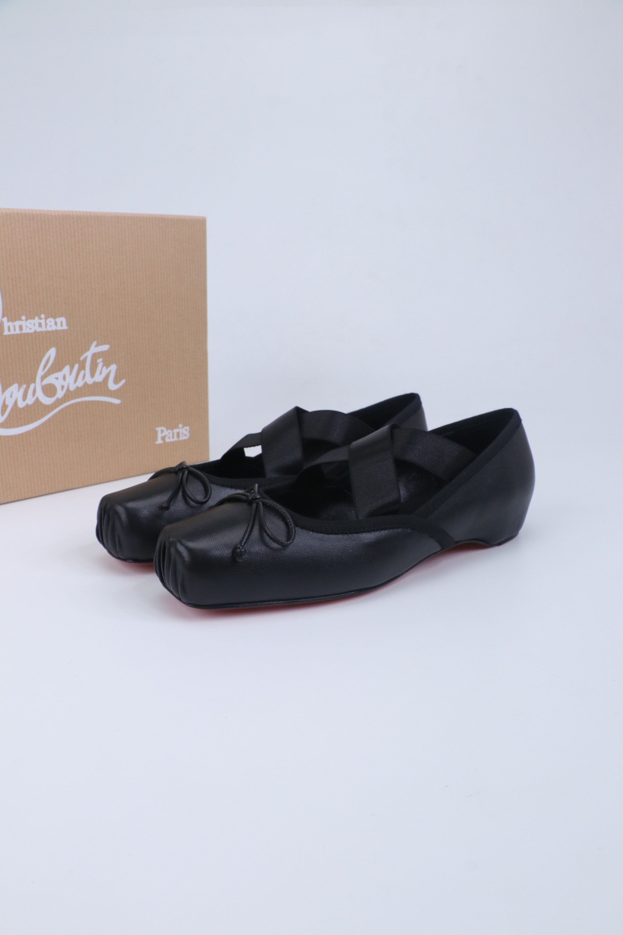 NO:680167,2025 spring and summer new fashion catwalk ballet shoes CL red sole forever red-soled ballet shoes new red-soled ballet high-heeled shoes There is nothing to say, just a whole beauty crazy #fatal temptation. I just tried it on my feet. It is very easy to wear, very stable and also very beautiful #redsoled shoes. Super comfortable high-heeled shoes. Feminine shoes must have a pair of red-soled shoes. Silk upper, sheepskin lining, size 35-39 (ordered at 40.41.42)  Free shipping CL full set of original packaging, ballet shoes, christian louboutin, high heels, sheepskin, real silk198609092025春夏新款时装走秀芭蕾单鞋CL红底永远的 红底芭蕾舞鞋 新款红底芭蕾高跟鞋 没什么好说的 就是一整个美疯#致命的诱惑 刚刚上脚试了 非常好穿非常稳 也非常美#红底鞋 超舒适的高跟鞋 女人味鞋子必须有一双红底鞋 鞋面真丝 内里羊皮 尺寸35-39（40.41.42订） 包邮CL全套原版包装,芭蕾舞鞋,christian louboutin,high heels,sheepskin,real silk,Women's Shoes