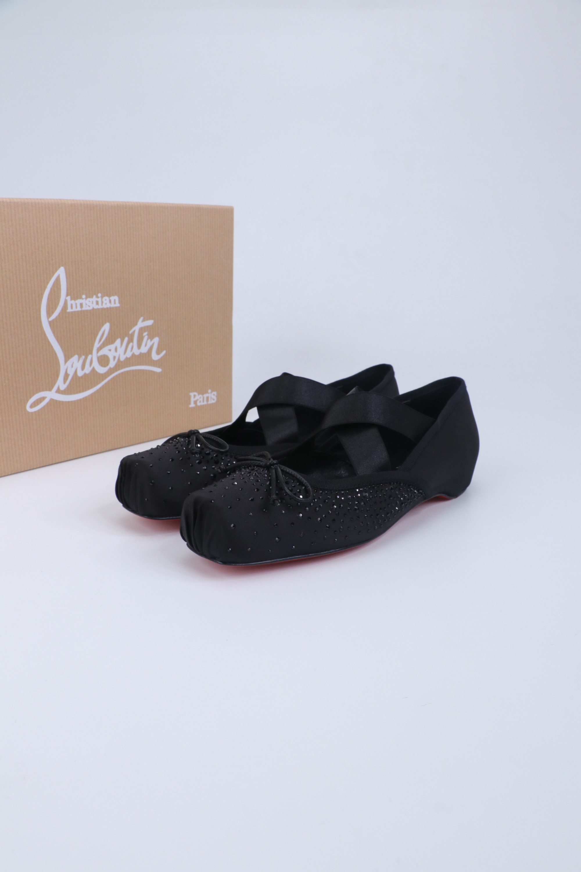 NO:680173,Hot diamond 2025 spring and summer new fashion catwalk ballet shoes CL red sole forever red-soled ballet shoes New red-soled ballet high-heeled shoes There is nothing to say, just a whole beautiful crazy #fatal temptation. I just tried it on my feet. It is very easy to wear, very stable and very beautiful #红soled shoes. Super comfortable high-heeled shoes. Feminine shoes must have a pair of red-soled shoes. Silk upper, sheepskin lining, size 35-39 (ordered at 40.41.42)  Free shipping CL full set of original packaging, ballet shoes, christian louboutin, high heels, sheepskin, real silk19860909烫钻 2025春夏新款时装走秀芭蕾单鞋CL红底永远的 红底芭蕾舞鞋 新款红底芭蕾高跟鞋 没什么好说的 就是一整个美疯#致命的诱惑 刚刚上脚试了 非常好穿非常稳 也非常美#红底鞋 超舒适的高跟鞋 女人味鞋子必须有一双红底鞋 鞋面真丝 内里羊皮 尺寸35-39（40.41.42订） 包邮CL全套原版包装,芭蕾舞鞋,christian louboutin,high heels,sheepskin,real silk,Women's Shoes