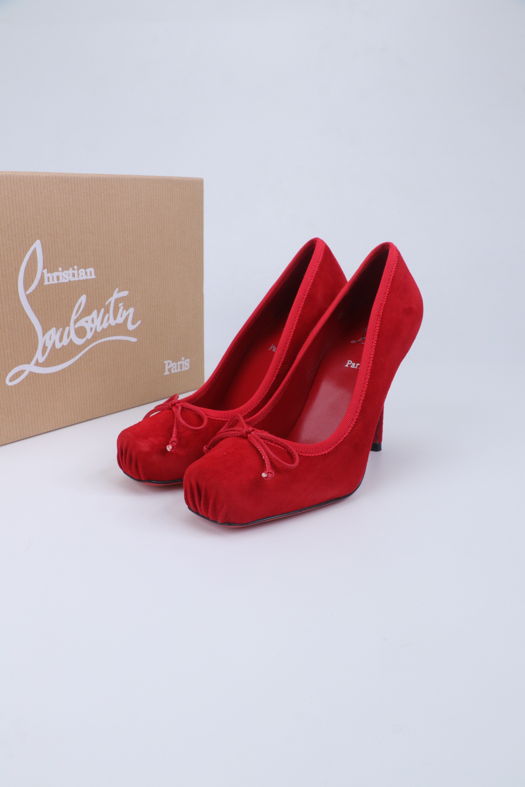 NO:680163,2025 Spring and Summer New Fashion Catwalk Ballet Shoes CL Red Sole Forever Red Sole Ballet Shoes New Red Sole Ballet High Heels There is nothing to say, they are just completely beautiful and crazy #fatal temptation. I just tried them on my feet. They are very easy to wear, very stable and very beautiful #redsoled shoes. Super comfortable high heels. Feminine shoes must have a pair of red sole shoes. Silk upper, sheepskin lining, 10 cm heel height, size 35-39 (ordered on 40.41.42)  Free shipping CL full set of original packaging, high heels single shoes, christian louboutin, high heels, sheepskin, real silk198609092025春夏新款时装走秀芭蕾单鞋CL红底永远的 红底芭蕾舞鞋 新款红底芭蕾高跟鞋 没什么好说的 就是一整个美疯#致命的诱惑 刚刚上脚试了 非常好穿非常稳 也非常美#红底鞋 超舒适的高跟鞋 女人味鞋子必须有一双红底鞋 鞋面真丝 内里羊皮 跟高10公分 尺寸35-39（40.41.42订） 包邮CL全套原版包装,高跟鞋单鞋,christian louboutin,high heels,sheepskin,real silk,Women's Shoes