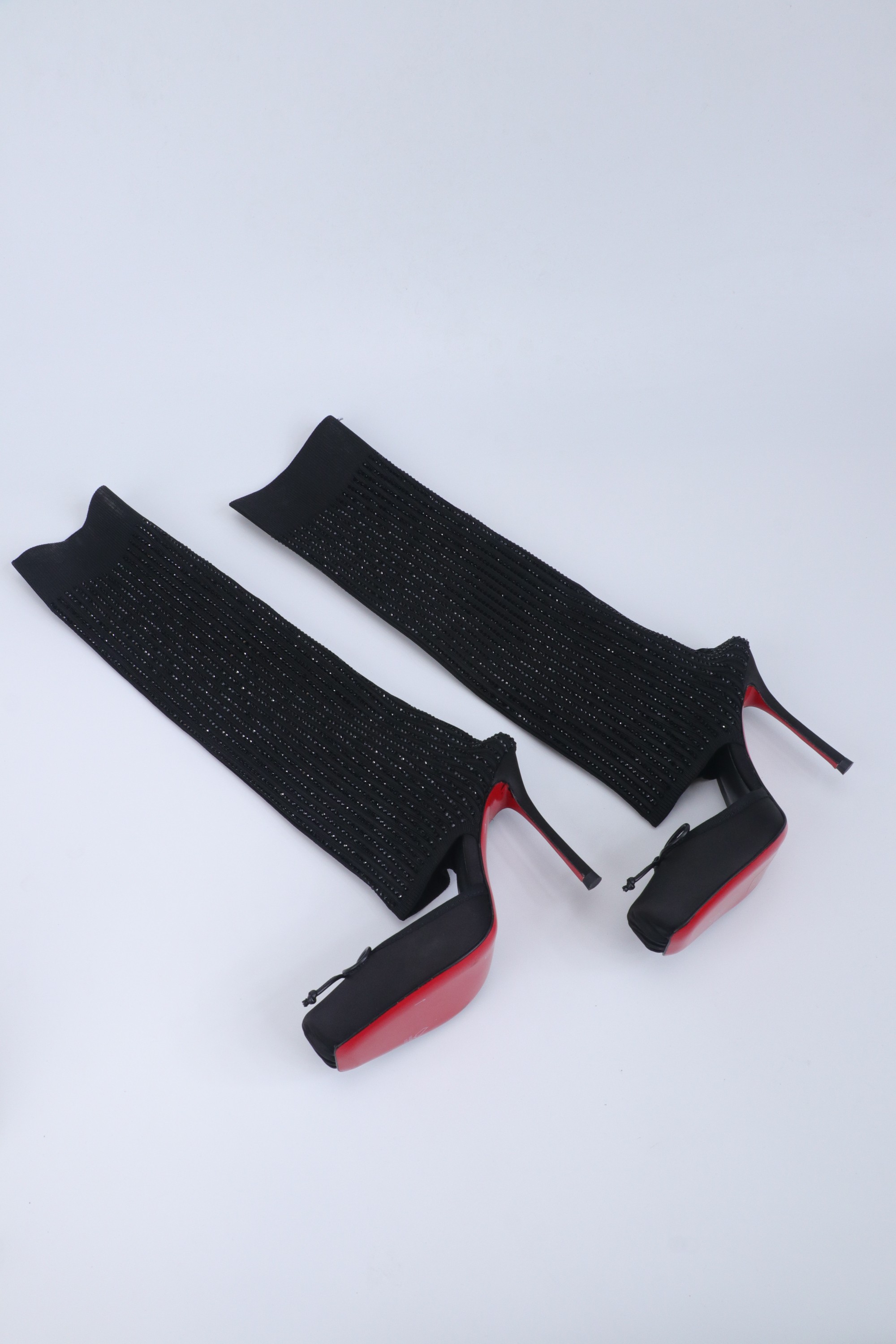 NO:680157,New knitted sock boots. The upper leg is super slimming. The fake two-piece design saves the trouble of matching. The color matching is full of high-end feeling. The upper is cow patent leather spliced ​​with original knitted fabric. The foot pad is sheepskin. Italian genuine leather. 35-41, boots, boots, sheepskin.19860909新款针织袜靴 上脚超级显腿瘦 假两件的 设计省去搭配烦恼 配色高级感满满 鞋面牛漆皮拼接原版针织面料 垫脚羊皮 意大利真皮大 35-41,靴子,boots,sheepskin,Women's Shoes