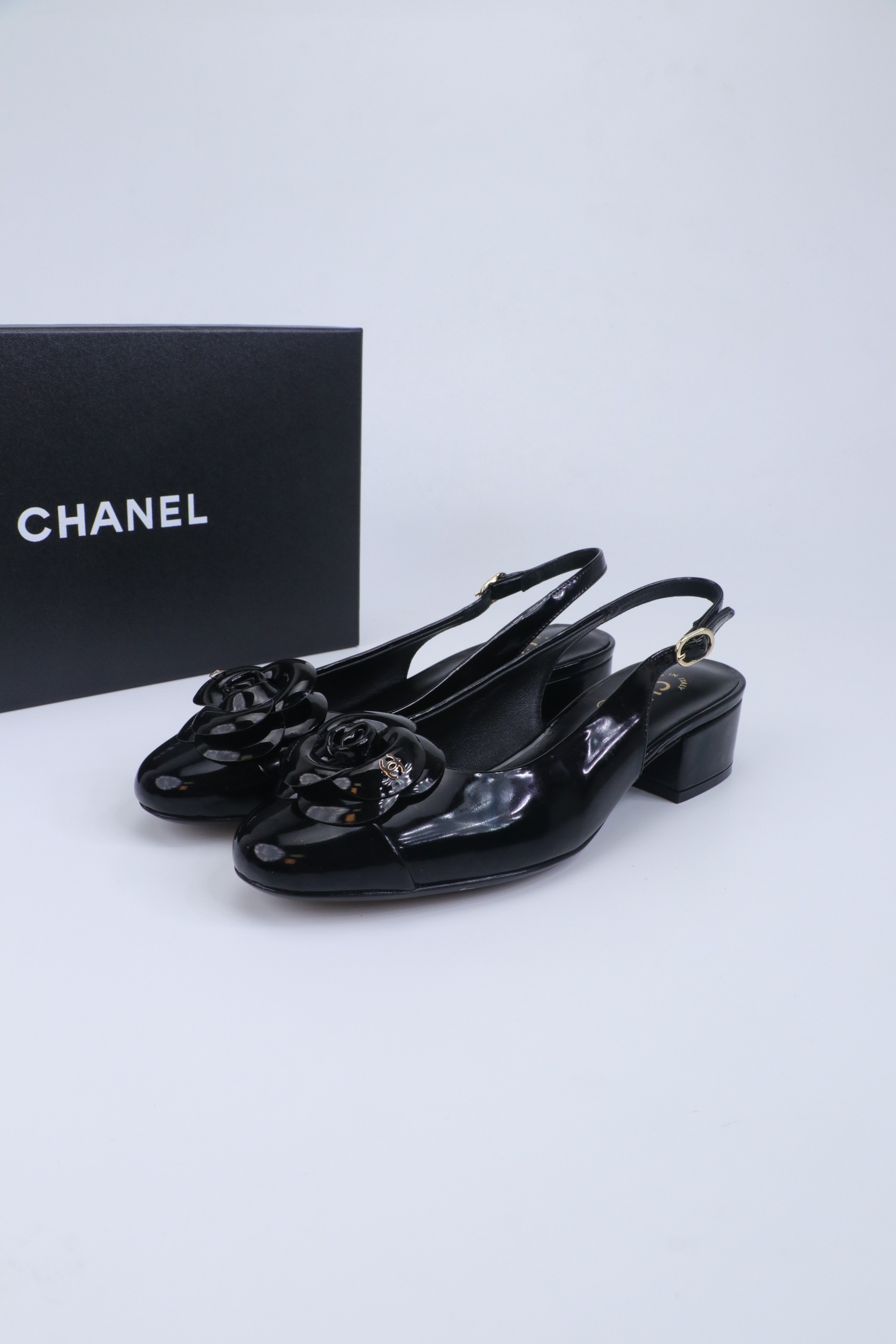 NO:680152,26ss early spring new product Chanel Chanel small fragrant back low heel camellia stitching sandals Round toe design: elegant and slim, elongating the leg line Bow decoration: sweet and cute, adding feminine charm High-heeled design: taller and slimmer, showing elegance, versatile and durable, suitable for various occasions Paired with business attire, showing the elegance and competence of working women Paired with evening dresses, become the focus of the audience Paired with dresses, showing a romantic and feminine side Paired with jeans, you can easily control the casual style  Whether it is daily commuting or attending a party, it allows you to cope easily and show elegance. Sheepskin upper, comfortable sheepskin lining, 5cm heel height, Italian leather outsole, size 35-39 (40.41. Customized, non-returnable), sandals, chanel, chanel, sandals, skirts, jeans, sheepskin, Leather soles1986090926ss早春新品Chanel香奈儿 小香后空低跟山茶花拼接凉鞋 圆头设计:优雅显瘦,拉长腿部线条蝴蝶结装饰:甜美可爱,增添女性魅力高跟设计:显高显瘦,展现优雅气质百搭耐看,适合各种场合 搭配职业装,展现职场女性的优雅与干练搭配晚礼服,成为全场焦点 搭配连衣裙,展现浪漫柔美的一面搭配牛仔裤,轻松驾驭休闲风格 无论是日常通勤还是参加派对,它都能让你轻松应对,展现优雅气质 鞋面羊皮 内里垫脚舒适羊皮里 跟高5cm 鞋底意大利真皮大底 码数35-39（40.41.定做不退换）,凉鞋,chanel,chanel,sandals,skirts,jeans,sheepskin,Leather soles,Women's Shoes