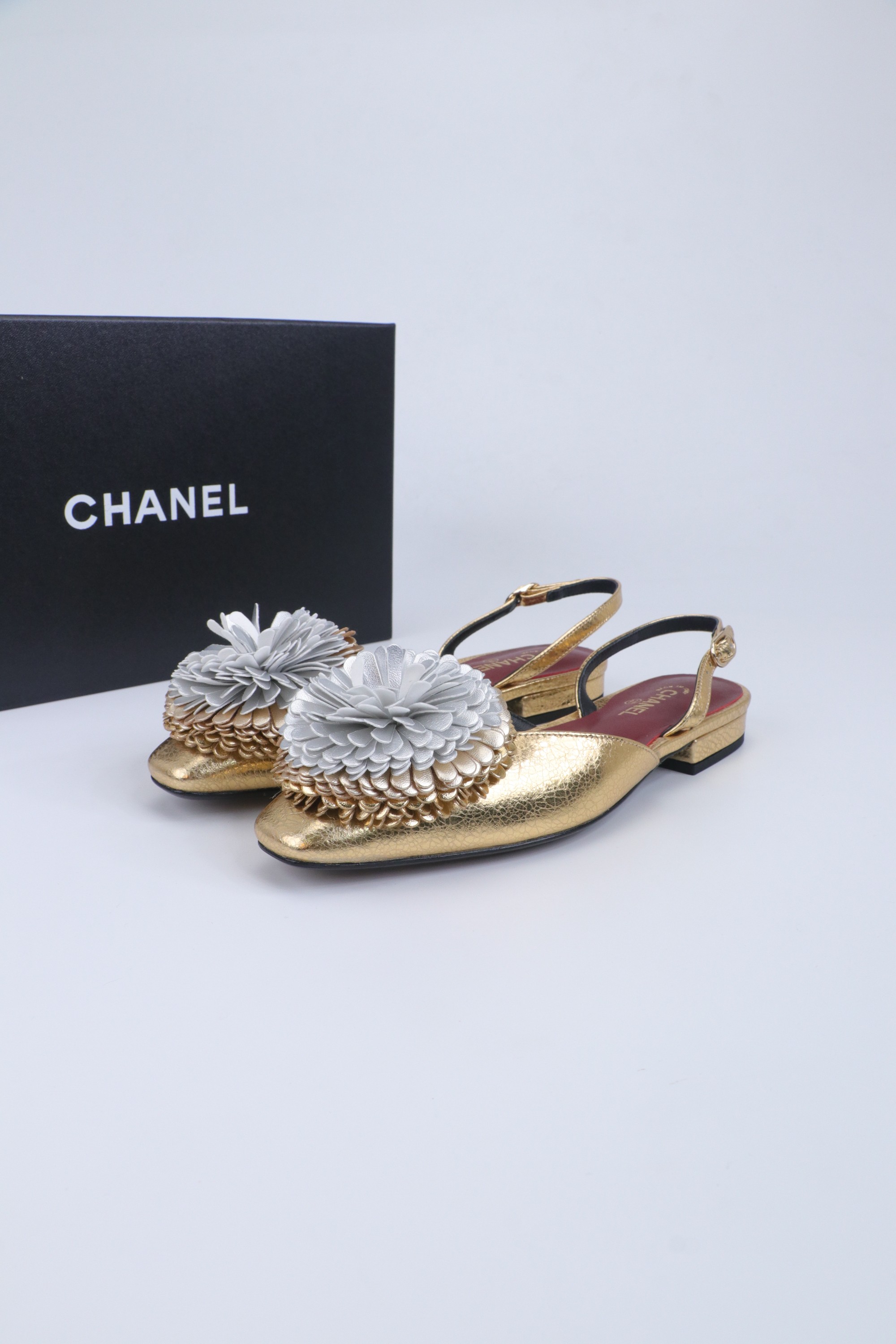 NO:680203,26ss early spring new product Chanel Chanel small fragrant back low heel camellia stitching sandals Round toe design: elegant and slim, elongating the leg line Bow decoration: sweet and cute, adding feminine charm High-heeled design: taller and slimmer, showing elegance, versatile and durable, suitable for various occasions Paired with business attire, showing the elegance and competence of working women Paired with evening dresses, become the focus of the audience Paired with dresses, showing a romantic and feminine side Paired with jeans, you can easily control the casual style  Whether it is daily commuting or attending a party, it allows you to cope easily and show elegance. Sheepskin upper, comfortable sheepskin lining, Italian genuine leather outsole, size 35-39 (40.41. Customized, non-returnable), sandals, chanel, chanel, sandals, skirts, jeans, sheepskin, Leather soles1986090926ss早春新品Chanel香奈儿 小香后空低跟山茶花拼接凉鞋 圆头设计:优雅显瘦,拉长腿部线条蝴蝶结装饰:甜美可爱,增添女性魅力高跟设计:显高显瘦,展现优雅气质百搭耐看,适合各种场合 搭配职业装,展现职场女性的优雅与干练搭配晚礼服,成为全场焦点 搭配连衣裙,展现浪漫柔美的一面搭配牛仔裤,轻松驾驭休闲风格 无论是日常通勤还是参加派对,它都能让你轻松应对,展现优雅气质 鞋面羊皮 内里垫脚舒适羊皮里 鞋底意大利真皮大底 码数35-39（40.41.定做不退换）,凉鞋,chanel,chanel,sandals,skirts,jeans,sheepskin,Leather soles,Women's Shoes