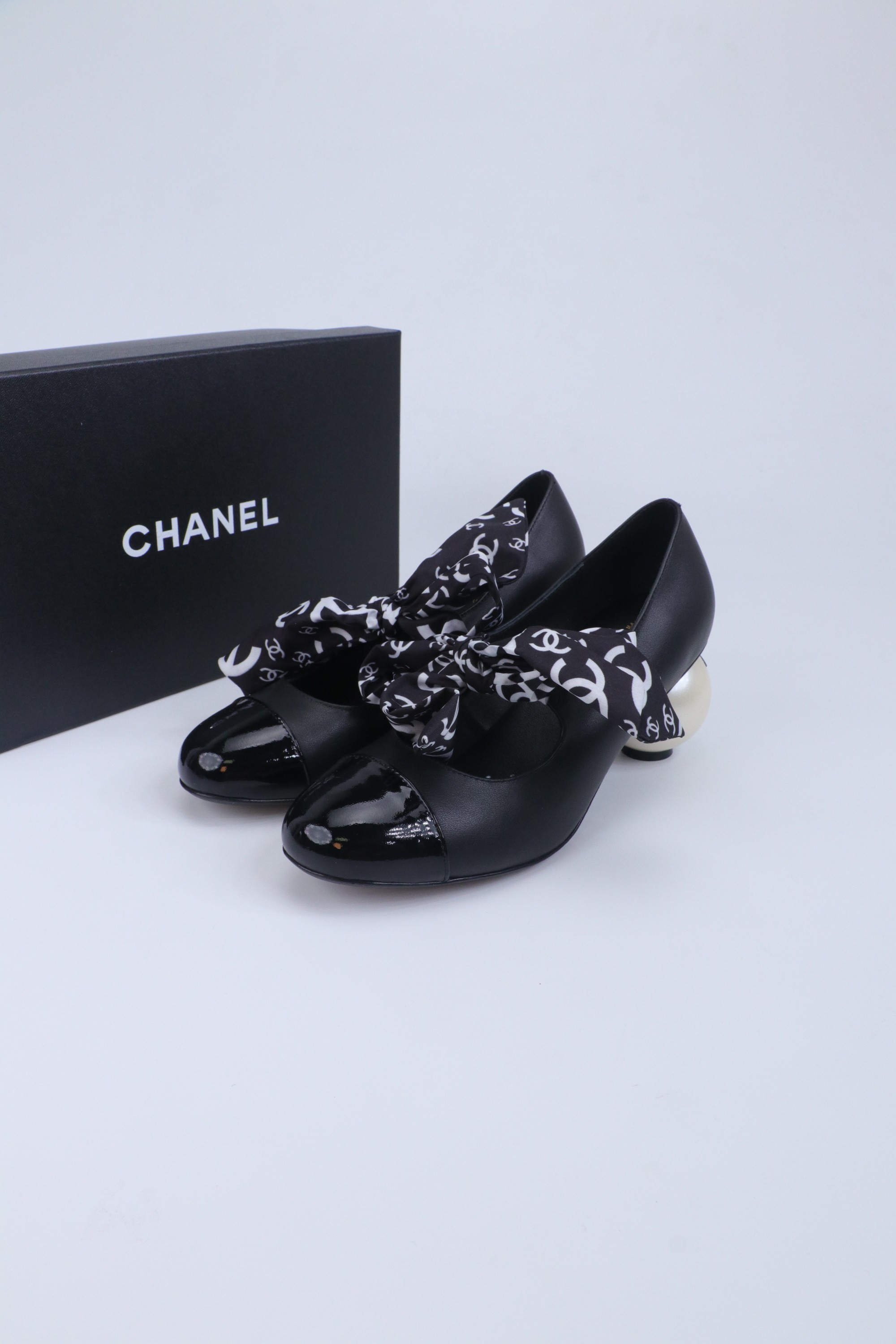 NO:680195,2025 Xiaoxiang is a must-have item for autumn and winter this season!  !  Chanel's autumn and winter heavy industry hot styles are highly recommended by Xiaohongshu. They look good no matter how you match them. They are a must-have for fashion. Ms. Chanel loves simple and irresistible combinations to show her unique dressing style. She can mix and match freely to shine and follow the fashionable steps of her grandma!  !  !  Exquisite details. Zoom in to see the original molded hardware buckle. The top version is made on behalf of the purchaser. ★ The upper is made of original sheepskin, sheepskin lining, feet, original molded leather outsole, size 35-39 (40, 41, high-heeled shoes, chanel, high heels, sheepskin, Leather soles198609092025小香 本季秋冬季必备单品！！ 香奈儿秋冬重工爆款 小红书力推款,怎么搭配都好看,时髦精必备,香奈儿女士钟爱简约又难以抗拒系搭配展现与众不同的穿搭风格、自由混搭闪耀到位跟紧香奶奶时尚步伐！！！精致细节放大看原版开模五金扣 顶级版本代购级别打造★鞋面采用原版羊皮,羊皮羊皮内里,垫脚,原版开模真皮大底,码数35-39（40、41,高跟鞋单鞋,chanel,high heels,sheepskin,Leather soles,Women's Shoes