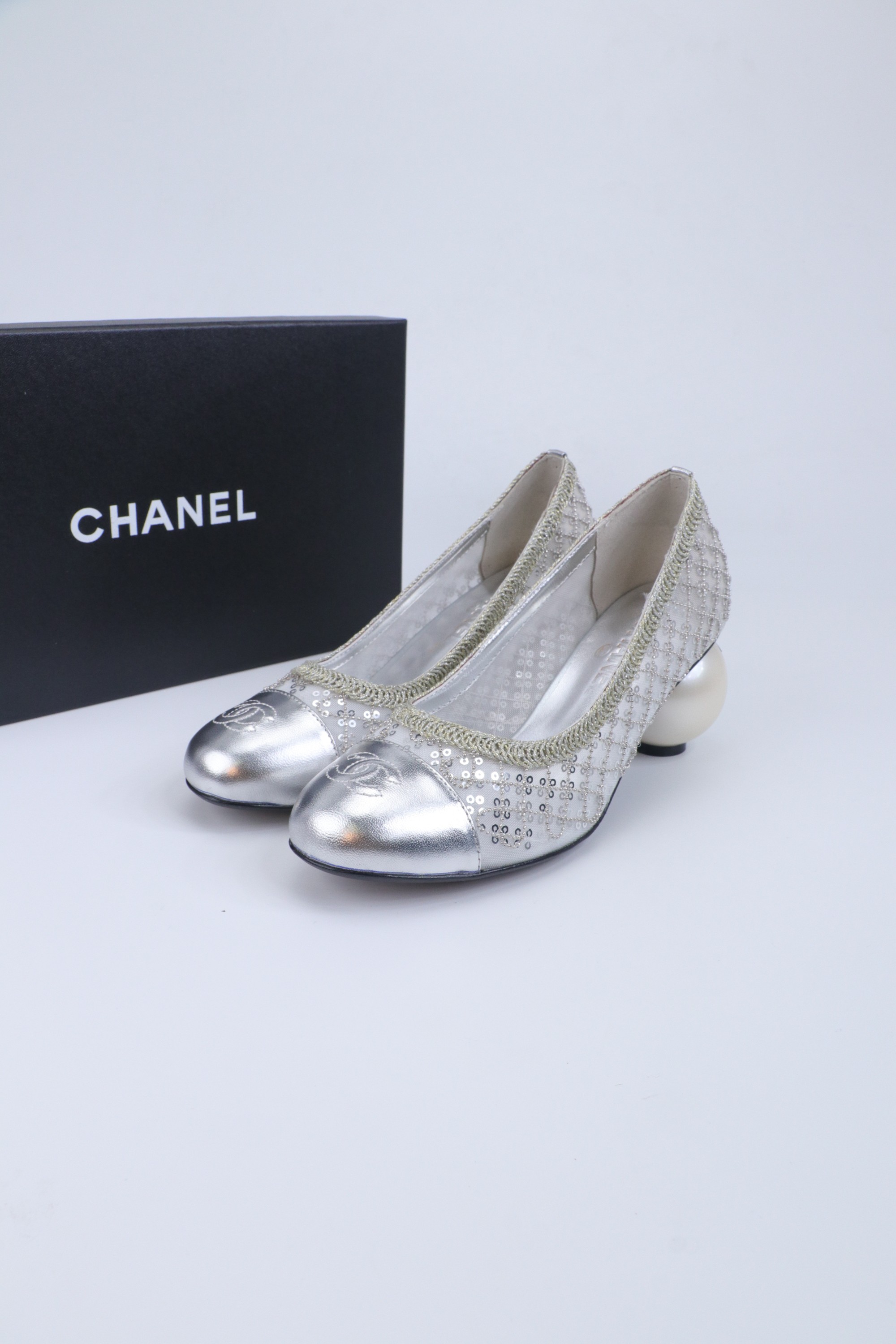 NO:680190,2025 Xiaoxiang is a must-have item for autumn and winter this season!  !  Chanel's autumn and winter heavy industry hot styles are highly recommended by Xiaohongshu. They look good no matter how you match them. They are a must-have for fashion. Ms. Chanel loves simple and irresistible combinations to show her unique dressing style. She can mix and match freely to shine and follow the fashionable steps of her grandma!  !  !  Exquisite details. Zoom in to see the original molded hardware buckle. The top version is made at the purchasing level★ The upper is made of original silk and satin, hand-beaded, sheepskin lining, feet, original molded leather outsole, size 35-39 (40, 41, high heels, single shoes, chanel, high heels, sheepskin, silk fabric, Leather soles198609092025小香 本季秋冬季必备单品！！ 香奈儿秋冬重工爆款 小红书力推款,怎么搭配都好看,时髦精必备,香奈儿女士钟爱简约又难以抗拒系搭配展现与众不同的穿搭风格、自由混搭闪耀到位跟紧香奶奶时尚步伐！！！精致细节放大看原版开模五金扣 顶级版本代购级别打造★鞋面采用原版绸缎手工钉珠,羊皮羊皮内里,垫脚,原版开模真皮大底,码数35-39（40、41,高跟鞋单鞋,chanel,high heels,sheepskin,silk fabric,Leather soles,Women's Shoes