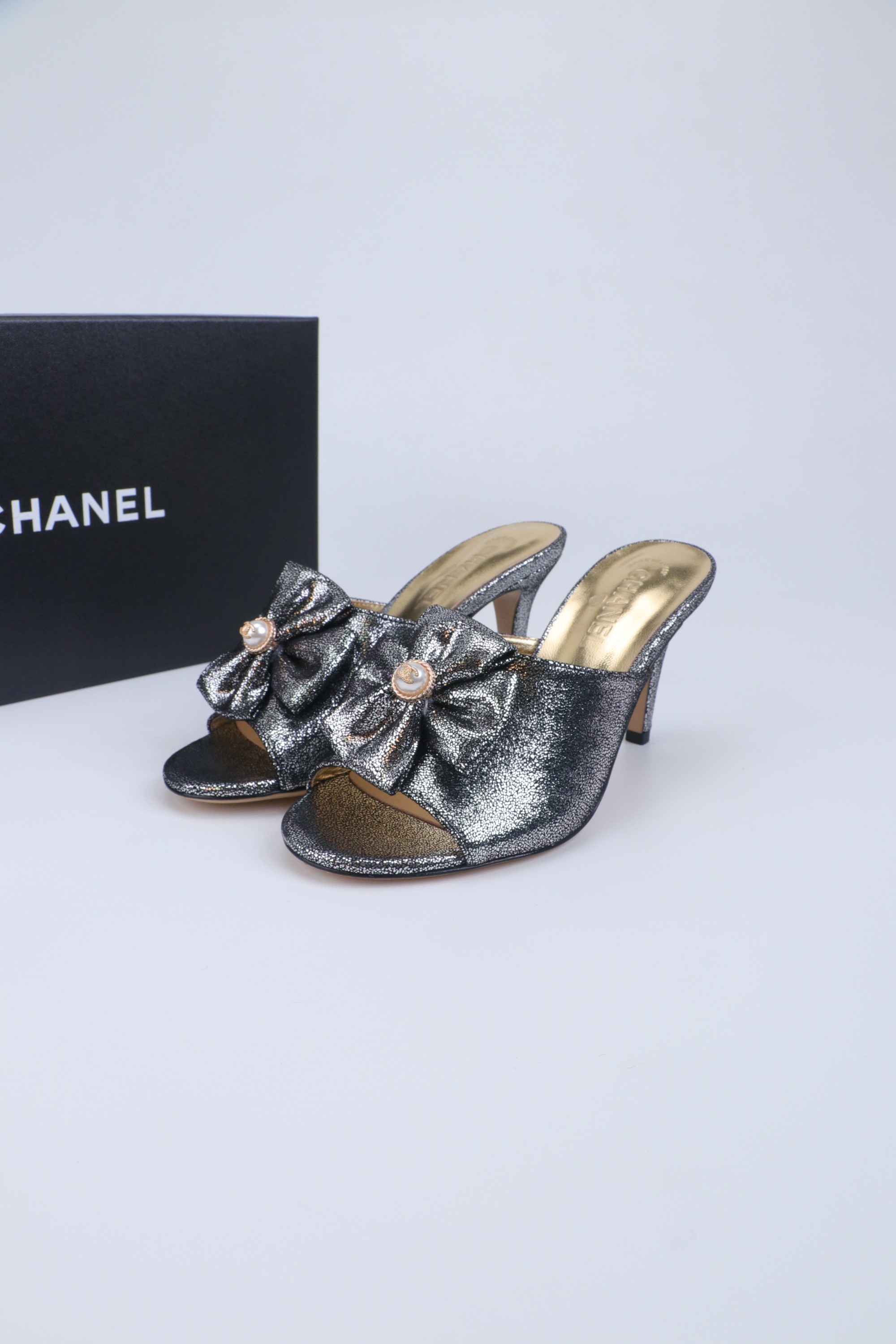 NO:680187,2025 Xiaoxiang is a must-have item for autumn and winter this season!  !  Chanel's autumn and winter heavy industry hot styles are highly recommended by Xiaohongshu. They look good no matter how you match them. They are a must-have for fashion. Ms. Chanel loves simple and irresistible combinations to show her unique dressing style. She can mix and match freely to shine and follow the fashionable steps of her grandma!  !  !  Exquisite details. Zoom in to see the original molded hardware buckle. The top version is made at the purchasing level★ The upper is made of original cowhide, sheepskin lining, feet, original molded leather outsole, size 35-39 (40, 41, high heels, slippers, chanel, high heels, slippers, cowhide, sheepskin, Leather soles198609092025小香 本季秋冬季必备单品！！ 香奈儿秋冬重工爆款 小红书力推款,怎么搭配都好看,时髦精必备,香奈儿女士钟爱简约又难以抗拒系搭配展现与众不同的穿搭风格、自由混搭闪耀到位跟紧香奶奶时尚步伐！！！精致细节放大看原版开模五金扣 顶级版本代购级别打造★鞋面采用原版牛皮,羊皮内里,垫脚,原版开模真皮大底,码数35-39（40、41,高跟鞋拖鞋,chanel,high heels,slippers,cowhide,sheepskin,Leather soles,Women's Shoes