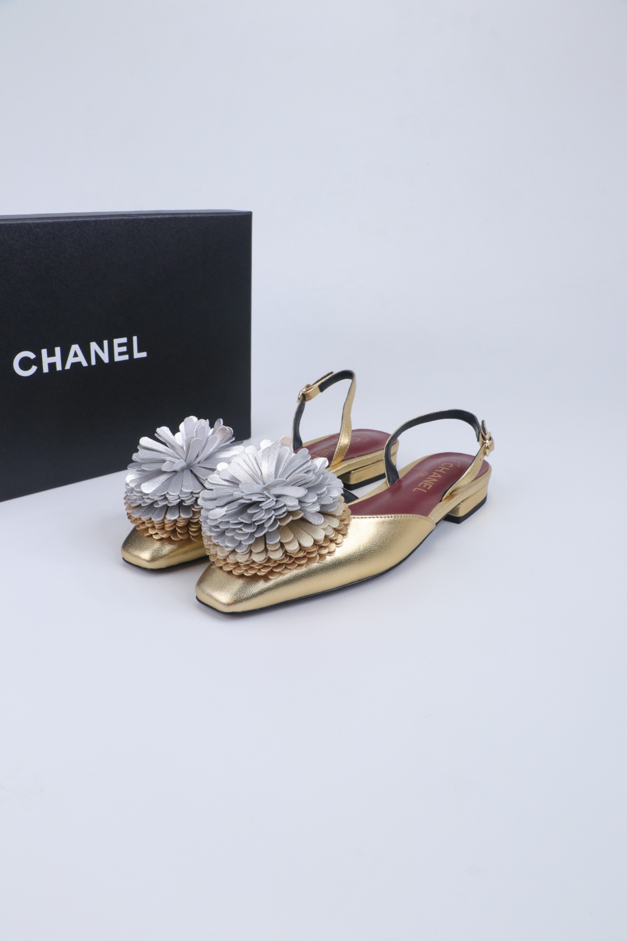 NO:680181,2025 Xiaoxiang is a must-have item for autumn and winter this season!  !  Chanel's autumn and winter heavy industry hot styles are highly recommended by Xiaohongshu. They look good no matter how you match them. They are a must-have for fashion. Ms. Chanel loves simple and irresistible combinations to show her unique dressing style. She can mix and match freely to shine and follow the fashionable steps of her grandma!  !  !  Enlarge the exquisite details to see the original molded hardware buckle. The top version is made at the purchasing level★ The upper is made of original sheepskin flowers, sheepskin lining, feet, original molded leather outsole, size 35-39 (40, 41, sandals, shoes, chanel, sandals, sheepskin, Leather soles198609092025小香 本季秋冬季必备单品！！ 香奈儿秋冬重工爆款 小红书力推款,怎么搭配都好看,时髦精必备,香奈儿女士钟爱简约又难以抗拒系搭配展现与众不同的穿搭风格、自由混搭闪耀到位跟紧香奶奶时尚步伐！！！精致细节放大看原版开模五金扣 顶级版本代购级别打造★鞋面采用原版羊皮羊皮花朵,羊皮内里,垫脚,原版开模真皮大底,码数35-39（40、41,凉鞋单鞋,chanel,sandals,sheepskin,Leather soles,Women's Shoes