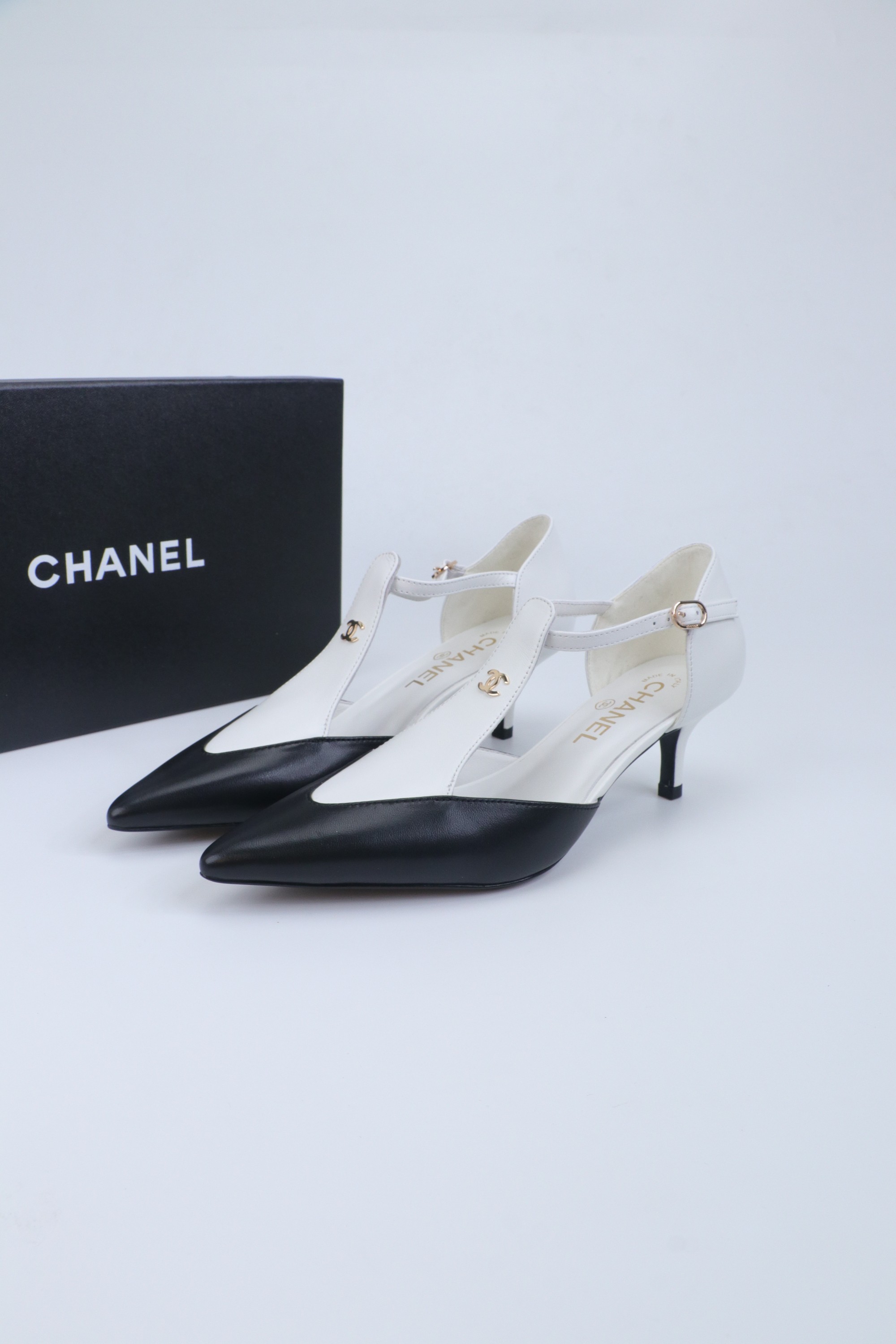 NO:680174,CHANEL Xiaoxiangfeng Chanel's color-blocked back hollow high-heeled sandals are so heart-breaking!  The classic black and white/beige and black contrasting pointed toe design is neat and elegant, and perfectly outlines the lines of the feet. The delicate leather material is soft to the touch and super comfortable on the feet. The height of the cat heel balances both aura and practicality, making it suitable for daily commuting or dating. The rhombus pattern wing details on the back strap are very recognizable, and the double C logo is low-key to highlight the texture. The three colors have their own charm, and you will not be surprised when you close your eyes. It is an indispensable temperament in the shoe cabinet ~ Sheepskin upper  Sheepskin lining, genuine leather sole, heel height 7cm, size 35-39 (set at 40.41), high heels sandals, chanel, chanel, sandals, high heels, sheepskin19860909CHANEL小香风香奈儿这款拼色后空高跟鞋凉鞋也太戳心了！经典的黑白/米黑撞色尖头设计,利落又优雅,完美勾勒脚型线条.细腻的真皮材质触感软糯,上脚超舒服,猫跟高度兼顾气场与实穿性,日常通勤或约会都能hold住.后绊带的菱格纹翅膀细节超有辨识度,双C标识低调彰显质感,三款配色各有韵味,闭眼入都不踩雷,是鞋柜里不可缺的气质款～ 鞋面羊皮 内里羊皮 鞋底真皮底 跟高7cm 码数35-39（40.41定）,高跟鞋凉鞋,chanel,chanel,sandals,high heels,sheepskin,Women's Shoes