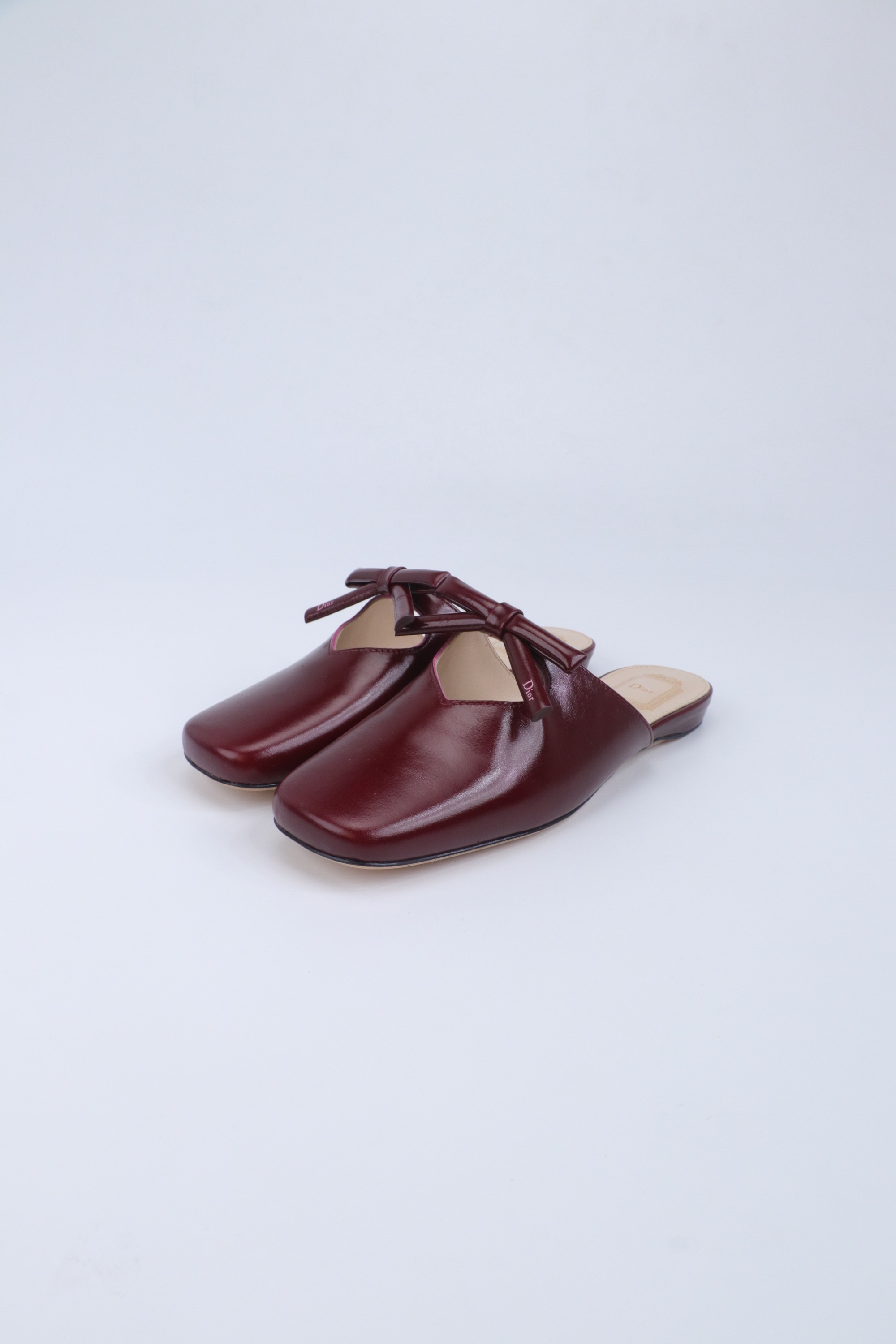 NO:680158,26 Dior new square toe cap-toe slippers. The bow decoration on the toe highlights the brand logo’s femininity. They are elegant and refined. They are so beautiful. This season’s Dior sandals are really not to be missed!  The back half is made of calfskin with a torn fabric bow design, which gives people a particularly comfortable feeling and can add elegance to various looks. The upper is imported first-layer cowhide, the lining is lambskin, and the outsole is Italian genuine leather. Size 35-42 (40.41 42 customization is non-returnable) Price, half drag, dior, dior, sandals, slippers, cowhide, sheepskin, Leather soles1986090926款Dior 迪奥新款方头包头拖鞋 鞋头蝴蝶结装饰彰显品牌标志满满的女人味,又优雅又精致,实在是太好看了.这一季的迪奥凉鞋真的不能错过！后半用小牛皮制作撕边布蝴蝶结设计 给人一种特别舒服的感觉 可为各式造型增添优雅气质. 鞋面进口头层牛皮 内里垫脚小羊皮 大底意大利真皮大底  尺码35-42（40.41 42定制不退货） 价格,半拖,dior,dior,sandals,slippers,cowhide,sheepskin,Leather soles,Women's Shoes