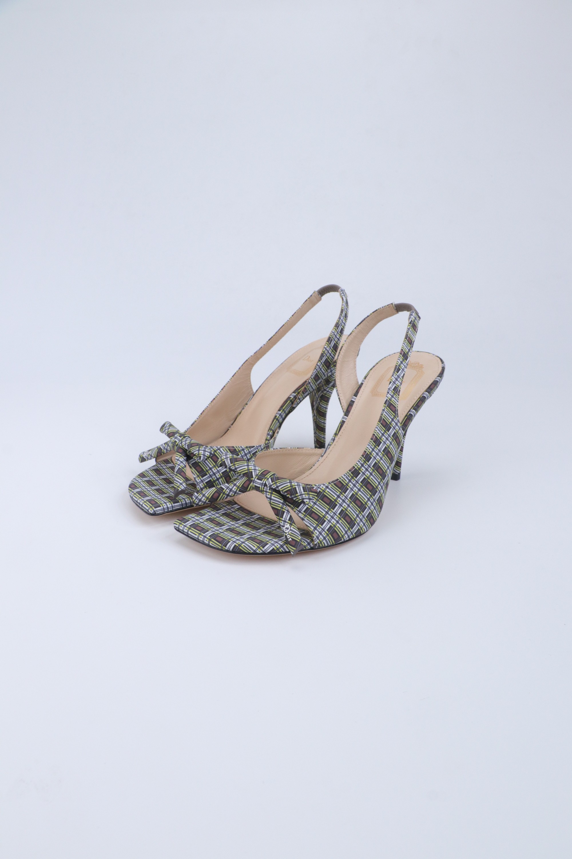 NO:680151,26 Dior new square-toe fish-mouth sandals. The bow decoration on the toe highlights the femininity of the brand logo. They are elegant and refined. They are so beautiful. This season’s Dior sandals really can’t be missed!  The back half is made of calfskin with a tear-edge fabric bow design, which gives people a particularly comfortable feeling and can add elegance to various looks. The upper is imported first-layer cowhide, the lining is lambskin, and the outsole is Italian genuine leather. Size 35-42 (41 42 customization is non-returnable) Price, high heels and sandals, dior, dior, sandals, high heels, cowhide, sheepskin, Leather soles1986090926款Dior 迪奥新款方头鱼嘴凉鞋 鞋头蝴蝶结装饰彰显品牌标志满满的女人味,又优雅又精致,实在是太好看了.这一季的迪奥凉鞋真的不能错过！后半用小牛皮制作撕边布蝴蝶结设计 给人一种特别舒服的感觉 可为各式造型增添优雅气质. 鞋面进口头层牛皮 内里垫脚小羊皮 大底意大利真皮大底  尺码35-42（41 42定制不退货） 价格,高跟鞋凉鞋,dior,dior,sandals,high heels,cowhide,sheepskin,Leather soles,Women's Shoes