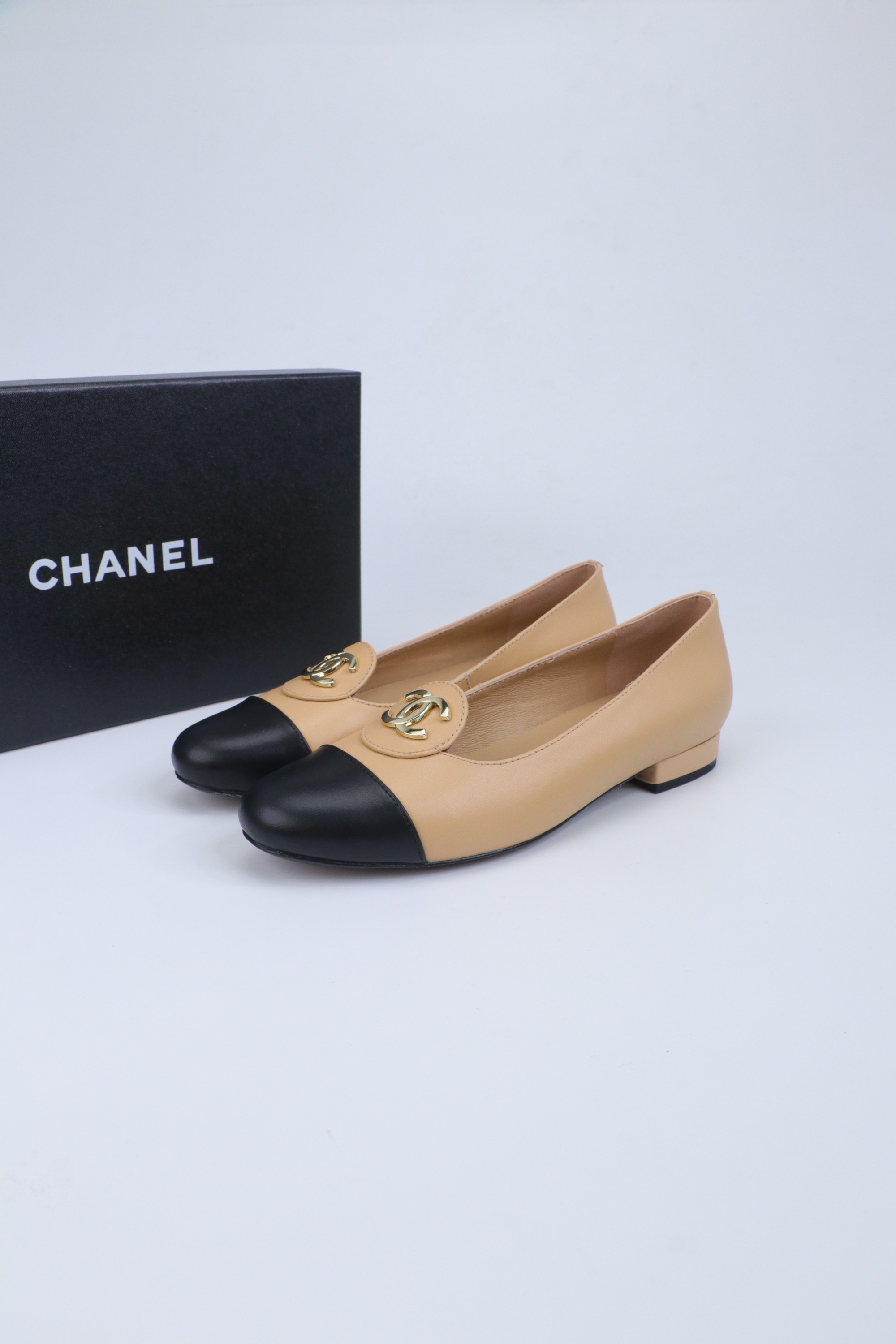 NO:680202,!$ CHANE*|26C new color-blocked shoes. This pair of shoes really welds modernity and elegance to the feet. Whoever wears it is a walking girl. A must-have fairy item in early spring. Close your eyes and avoid stepping on thunder! The shoe body is embellished with the most important logo. The contrasting colors of metal and leather echo. You can identify the brand's heritage at a glance. This century-old symbol is no longer a logo, but a spiritual totem of female independence and elegance. It writes the poetry and romance of contemporary women.  Every step is scenery, every moment is love, this is the best gift for women. The fabric is made of original custom-made sheepskin, and the inner toes are made of sheepskin. The genuine leather outsole imported from Italy size: 35-39 (customized by 4041), single shoes, chanel, sheepskin, Leather soles19860909!$ CHANE*|26C新款拼色单鞋 这双单鞋真的把摩登与优雅焊在了脚上、 谁穿谁是行走的女郎 早春必入的神仙单品 闭眼冲不踩雷! 鞋身点缀最属目的标识 金属与皮革撞色呼应 一眼便能辨识出品牌的底蕴 这枚历经百年的符号 早已不是logo 而是女性独立与优雅的精神图腾.写下当代女性的诗意与浪漫. 每一步都是风景 每一刻都是热爱这便是赠予女性最好的礼物. 面料采用原版定制羊皮 内里踮脚均为羊皮意大利进口真皮大底 size:35-39(4041定制),单鞋,chanel,sheepskin,Leather soles,Women's Shoes